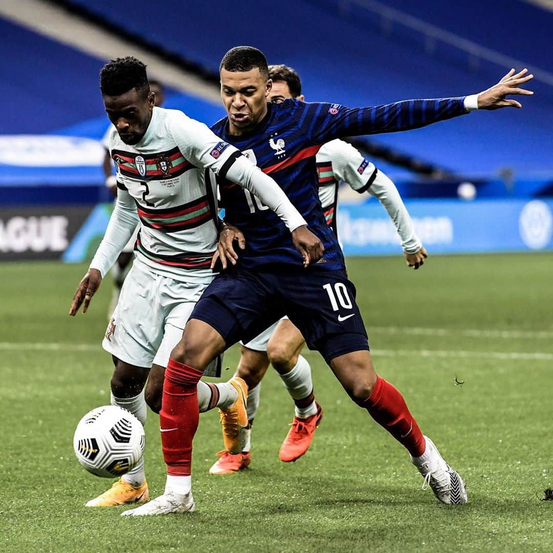 リーグ・アンさんのインスタグラム写真 - (リーグ・アンInstagram)「Anciens joueurs, actuels ou tout récemment arrivés, de nombreux visages aperçus sur la pelouse du #StadedeFrance étaient familiers de la #Ligue1UberEats 📸🇫🇷🇵🇹  Former players, current stars or recent arrivals — there were plenty of familiar faces on the pitch of the @stadefrance for fans of @ligue1ubereats 😉  #FRAPOR #ligue1ubereats #fiersdetrebleus #mbappe #cristiano #portugal #equipedefrance #kylianmbappe」10月12日 6時51分 - ligue1ubereats