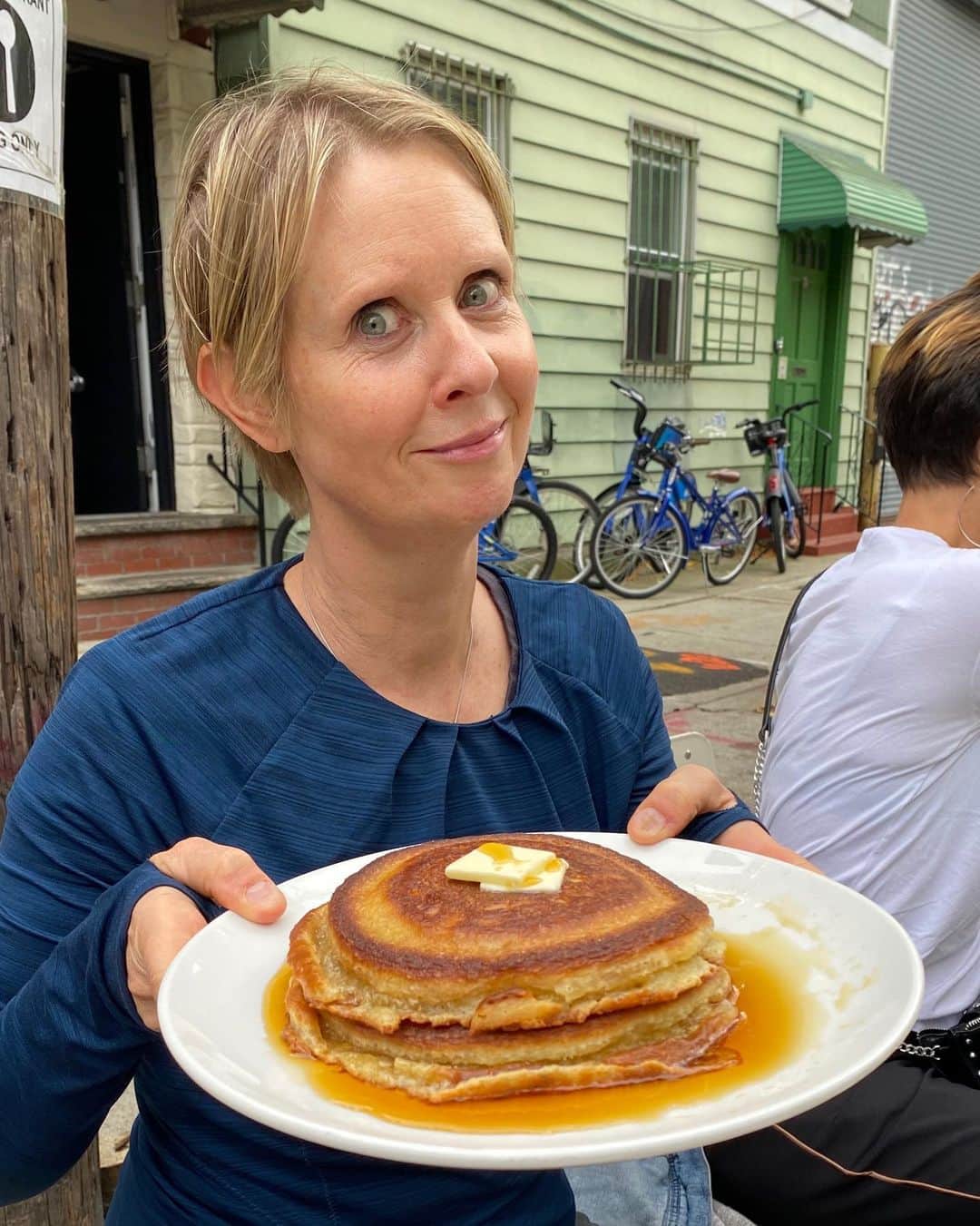 シンシア・ニクソンのインスタグラム：「The best pancakes EVER  Thanks to everyone at @chez_ma_tante」