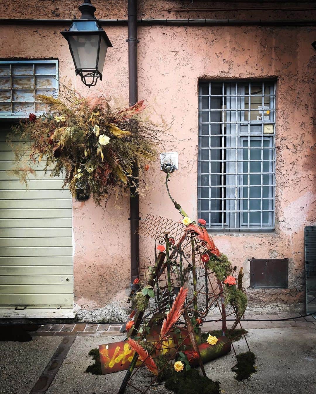 Saghar Setarehさんのインスタグラム写真 - (Saghar SetarehInstagram)「Flowers and friends, on a rainy October Sunday. ⠀⠀⠀⠀⠀⠀⠀⠀⠀  Socially distant, and masked.  It was awkward, a bit stressful and yet quite pleasurable to be among people, I should say. ⠀⠀⠀⠀⠀⠀⠀⠀⠀ Today I broke my self-imposed rule of avoiding going absolutely ANYWHERE if not necessary (which leaves almost with nothing other than grocery shopping and health care) to visit @floral.ism.festival, a floral design festival held at @portuense201. ⠀⠀⠀⠀⠀⠀⠀⠀⠀ A little bit of organic inspiration, and a recharge of beauty for the coming week here.  ⠀⠀⠀⠀⠀⠀⠀⠀⠀ #FlavrosAndEncours #Floralimsfestival」10月12日 6時53分 - labnoon