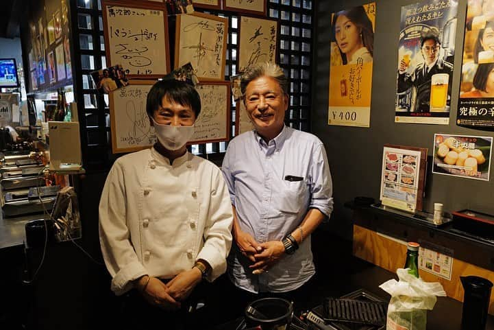 福岡グルメ 福岡ランチ「デビログ」さんのインスタグラム写真 - (福岡グルメ 福岡ランチ「デビログ」Instagram)「博多駅前にある『焼肉 萬次郎』の場所は、以前『焼肉 奈加』があったところで、結婚式場のリッツ5の斜め前あたり。 昔ながらのロースターで焼くスタイルがいい感じやね🙆‍♂️ 牛レバー、牛ハツ、牛コリコリ、牛センマイ、かしわは全て400円(税別)と激安でびっくりするよ😆 肉を引き立てるのは、『焼肉 奈加』から引き継いだ35年ものの秘伝のタレ。 これがまたトロリと濃厚で美味い😋👌 焼肉店だがデミグラスハンバーグ380円(税別)やホタテのニラもやし焼き380円(税別)などの1品料理もある。 10名から貸し切りにしてもらえるので、ちょっとした会合にはいいかも。 もちろん1人焼肉もOK。 仲の良い小林さんご家族が温かく迎え入れてくれますよ😊 PayPay使える。 . メニュー、他picは「デビログ」に掲載しています。 サイトを見る場合はブラウザで「デビログ」で検索👉 . #焼肉萬次郎 #福岡市博多区博多駅前 4-36-37 092-413-5588 18:00～23:00LO 定休日：月曜日 . #福岡焼肉 #博多駅前グルメ #博多駅グルメ #博多駅前焼肉 #博多駅焼肉 #焼肉奈加 #福岡 #博多 #fukuokapics #fukuoka #fukuokacity #hakata #fukuokagourmet #IGersJP #ig_japan #福岡グルメ #福岡ランチ #福岡ごはん #福岡ご飯 #食べログ福岡 #福岡飯 #福岡食べ歩き #福岡インスタグルメ #インスタグルメ福岡」10月12日 7時01分 - devi_takahashi