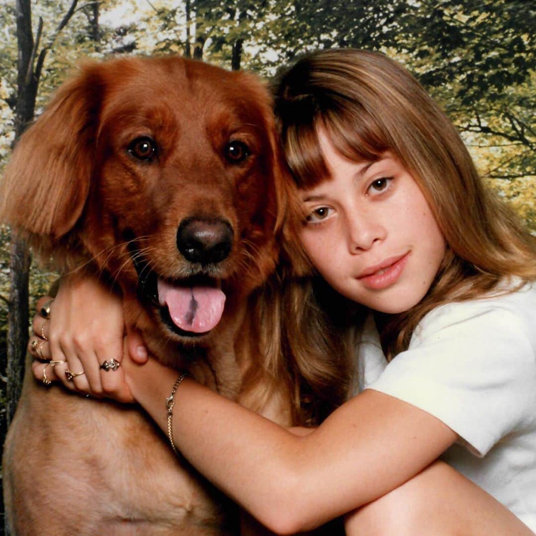 タラ・リピンスキーのインスタグラム：「Going through old photos and found this gem. Quite the glamour shot of me and my golden Brandy. He was taken from us too soon from cancer but while he was earth side he was my best friend. I won’t show this to Dubby since I know he would be jealous. And please enjoy the brass knuckles. (Currently still have a ring on every finger) Some things never change. 💍💍💍💍💍」