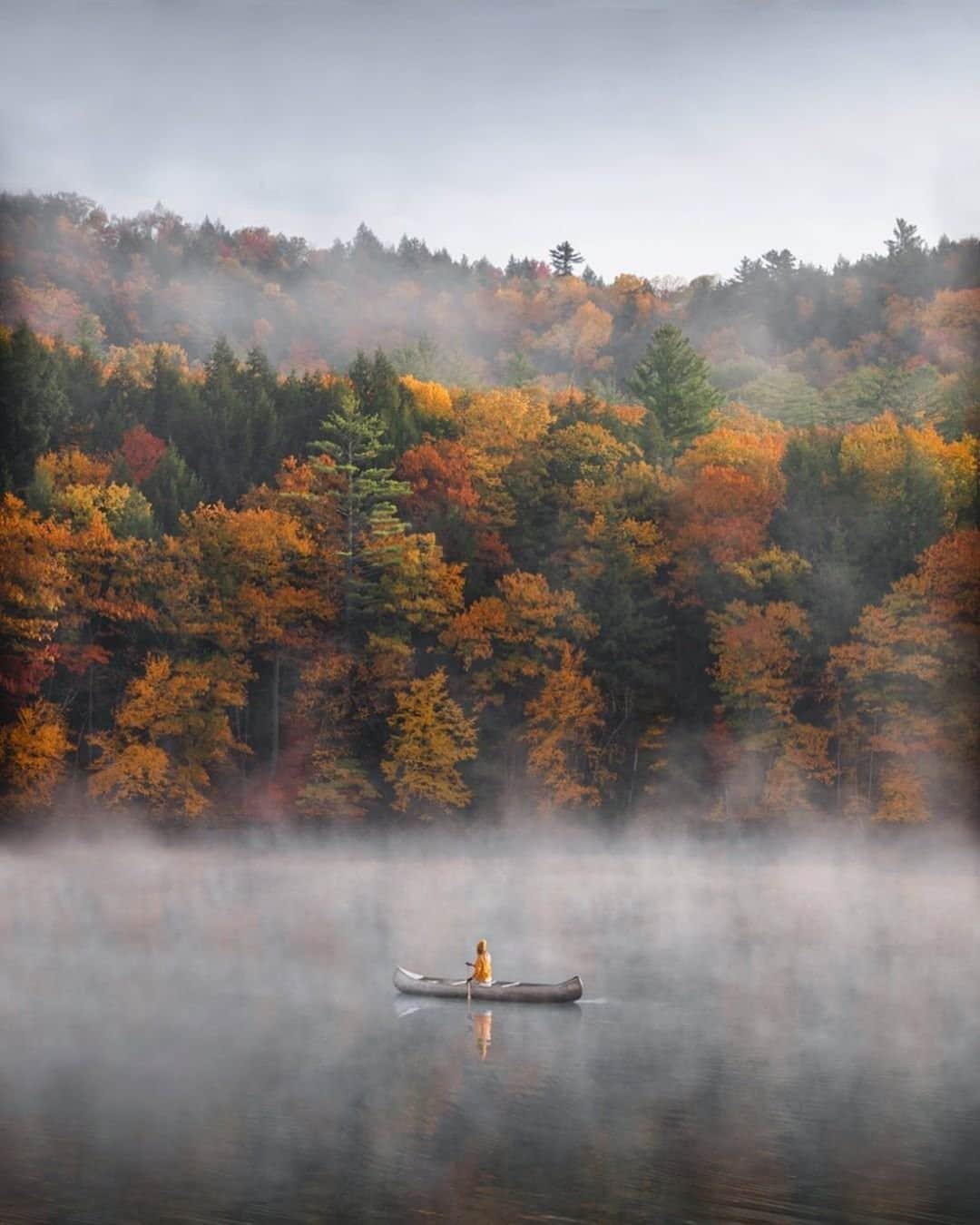 Travel + Leisureさんのインスタグラム写真 - (Travel + LeisureInstagram)「📍 Vermont... Each year, travelers make the pilgrimage to New England to see the fall foliage in action. With a bit of planning and some good luck with the weather, you can experience it too. At the link in bio, find the best places to go check out the region’s famed fall foliage for yourself. #tlpicks courtesy of @angelaliggs」10月12日 7時10分 - travelandleisure