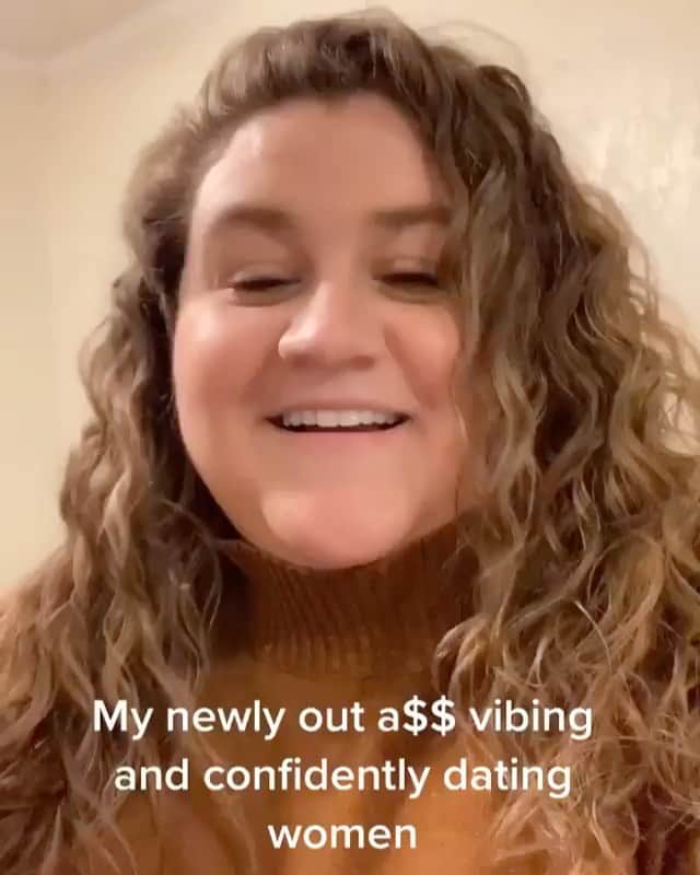 Grace Bonneyのインスタグラム：「I didn’t come out until I was 30 years old. I’ve always been a little self conscious of that fact and it’s something I’m still working on. Coming out is different for everyone and there is no right time. So when I saw this video that @thriftyfatty posted I identified with and appreciated the joy and mixed feelings here. To everyone in, out and near the closet, you are loved and worthy and there is no too late or too soon. You will find your people and they’ll be here waiting for you. And if you ever need anyone, I’m here for you too. Happy #nationalcomingoutday🌈」