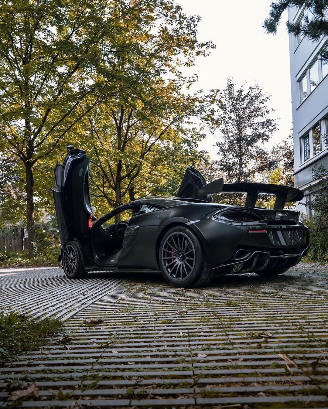 CARLiFESTYLEさんのインスタグラム写真 - (CARLiFESTYLEInstagram)「@thesatincrew McLaren 620R looking good in satin black! #carlifestyle」10月12日 7時18分 - carlifestyle