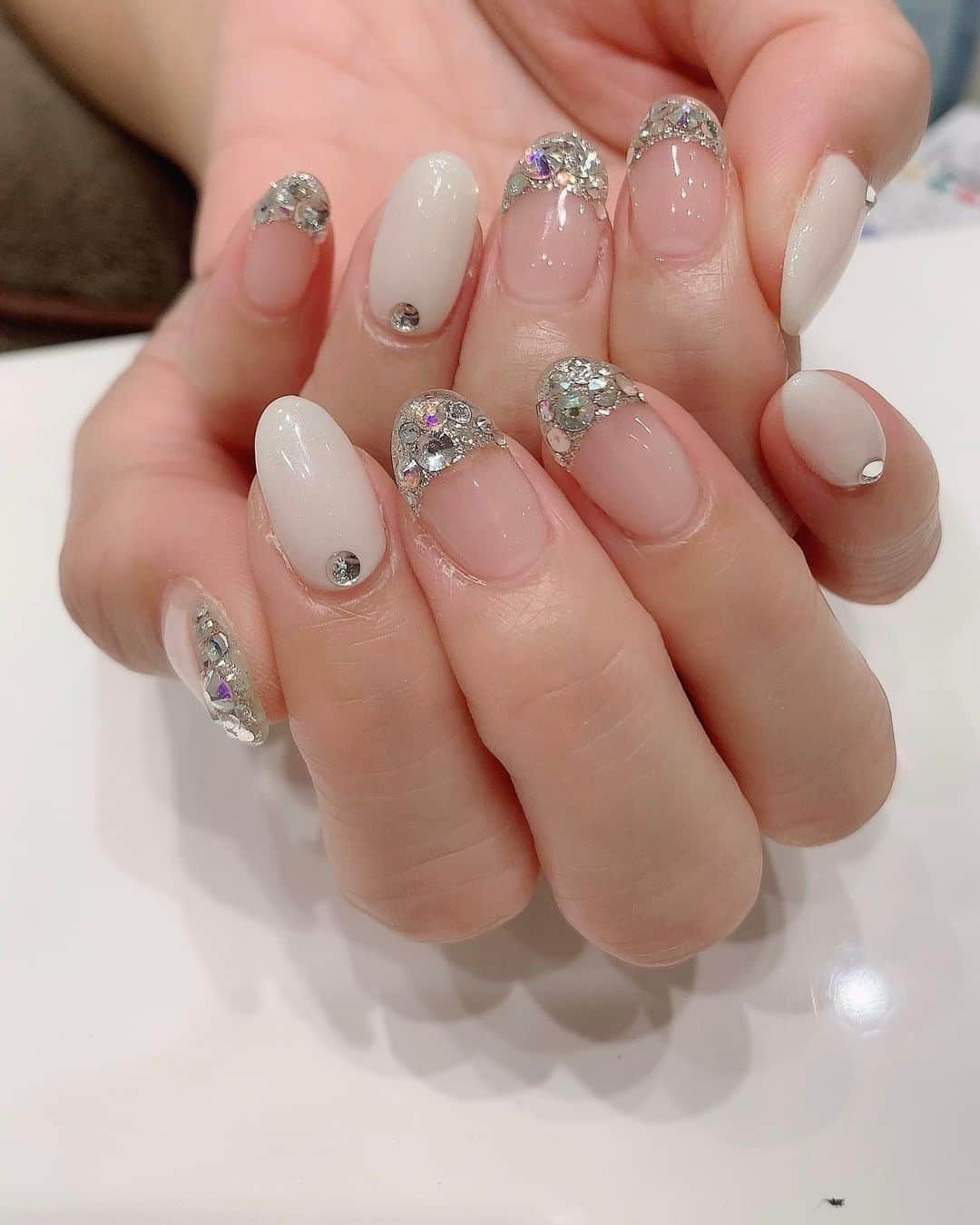 宮田綾子さんのインスタグラム写真 - (宮田綾子Instagram)「⁑ ネイルチェンジ💅  @mirandapalace  キラキラフレンチネイルにしたよ シンプルなエレガント系✨   大手町駅直結パレスホテル内のミランダネイルサロンは、とってもラグジュアリーな雰囲気 宮田綾子のインスタ見たとご予約の方は、写真3枚目の10月のデザインネイルが初回のみ8,000円になります！ 色は自分好みの色にチェンジできます✨  白い指輪どこのかよく聞かれます、これはGUCCIのです💍  ご予約、お問い合わせ📞03-6273-4618 http://miranda-salon.jp  #ネイルサロン #miranda #ミランダ #mirandapalace #パレスホテル東京 #5つ星ホテル #大手町 #東京駅 #pr #ネイル #ネイルデザイン #ラグジュアリーホテル #luxuryhotel #tokyohotel #上品ネイル #宮田綾子 #newネイル #大人ネイル #マットネイル #手元くら部 #ラメネイル #tokyo #tokyolife #nailstagram #naildesign #ネイル好きな人と繋がりたい #ネイルデザイン #フレンチネイル #ストーンネイル」10月12日 7時15分 - ayako__miyata