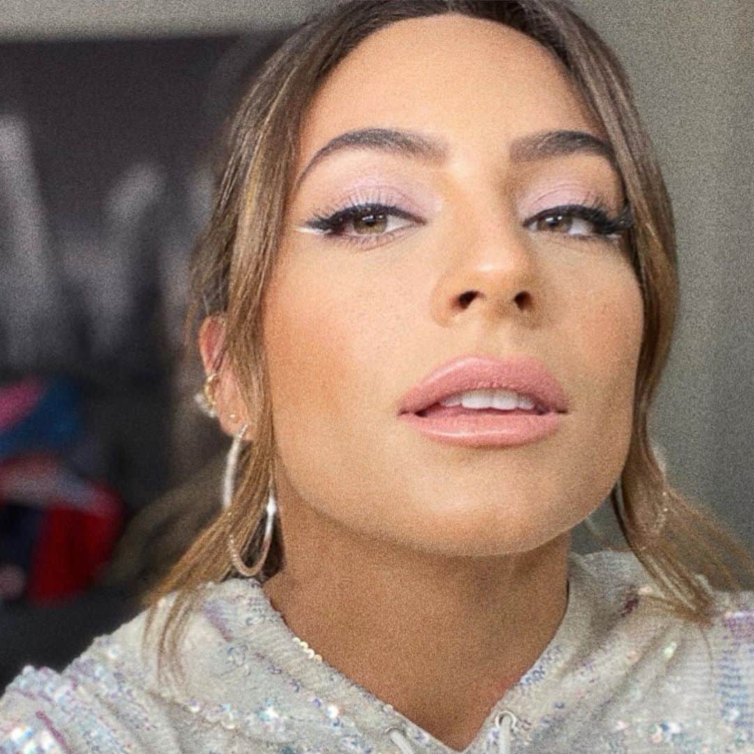 Ana Brenda Contrerasのインスタグラム：「Hair & Make up look de hoy , les gusta? 🤍 Estamos a dos horas , list@s para ver el look completo?   El show de hoy está muy reñido !  No se lo pierdan @tucaramesuenaus  #tucaramesuenaus」