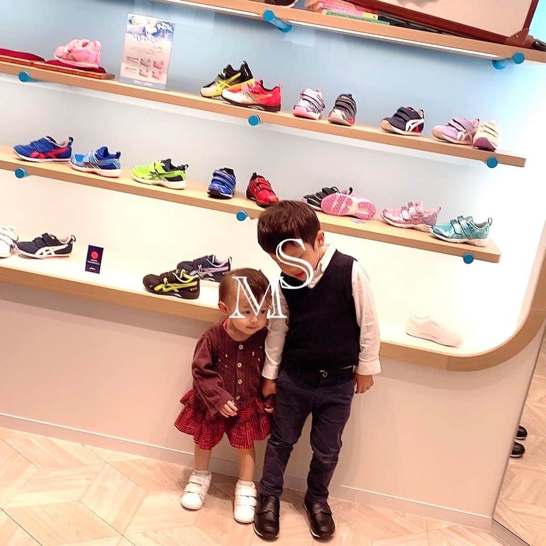 澤野井香里のインスタグラム：「子供達の新しいお靴👟を買いに、今月グランフロント大阪にOpenしたばかりの#アシックスキッズ へ♪ @asics_kids_japan﻿ ﻿ アシックスが独自に開発した足形計測システム「fdigi(エフデジ)」で靴のサイズに加えて重心のかかり方や母趾の変形度合いまでも細かい測定をしてくれるのは関西でここだけ❣️﻿ ﻿ 靴を履く時かかとをトントンしてからギュッと固定される様にマジックテープをして、SもMも足幅が平均より細めなのでマジックテープタイプがいいとの事😌👌﻿ ﻿ 中でも#ファミリア コラボの靴は本革だそうで、いろんなシーンに使えそうでこちらに決定❣️﻿  アシックス専門スタッフの方が1人づつ丁寧に👟アドバイスしてくださるので、成長期の貴重な靴選びも安心してお任せできて、すぐに大きくなってしまう子供の足🦶だから定期的にこちらに訪れたいな♪﻿ ﻿ #PR #アシックス #asics #子ども靴 #キッズシューズ #グランフロント大阪　#ks_20✨ #ks_osaka✨ #大阪　#ベビフル #ママリ #コドモノ #女の子ママ #男の子ママ　#子供とおでかけ　#S⭐️_ #M🍒_ #S⭐️M🍒」