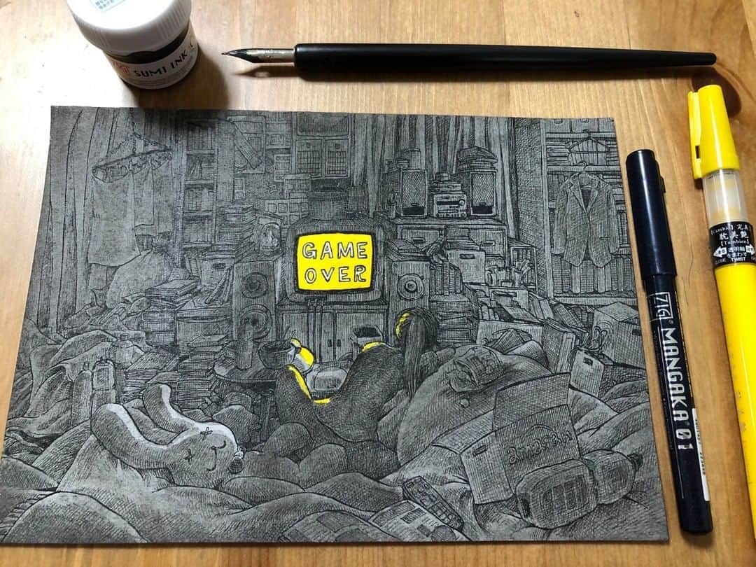 のインスタグラム：「インクトーバーDay 11「不愉快/ Disgusting」  緻密に描き込まれた作品が素敵です。暗闇に浮かび上がる黄色は筆ぺんの耽美艶で描いて頂きました！  Amazing detail! The color black and yellow is so impressive.  Art by: @ibsukionsen  Made with: 1. ZIG CARTOONIST BLACK INK 2. ZIG Cartoonist MANGAKA 3. 完美王　耽美艶/ KURETAKE Cambio Tambien   #kuretake_inktober #kuretake #kuretakezig #inktober #inktober2020 #呉竹 #インクトーバー #インクトーバー2020 #kuretakeinktober #blackandwhite #blackandwhiteart #inkdrawing #inkart #kuretakebrushpen #zigmangaka #zigmangakaflexible #呉竹筆ペン #inktober2020disgusting  #inktoberday11 #kuretakecambiotambien #完美王」