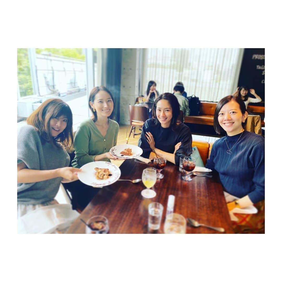 美保なな実のインスタグラム：「昨日は… . . 久しぶりすぎるメンバーで🗣🍝🎁✨  時間がいくらあっても足りないね〜🤣  あっという間の5時間〜  また次回楽しみにしてるね〜🙌🏻🙌🏻🙌🏻  #happybirthday  #女子会 #いや女子ではないな」