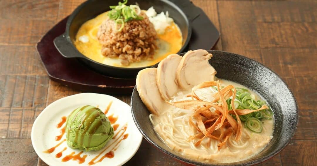 のインスタグラム：「【麺処むらじの祇園セット】  麺処むらじには祇園セットと白川セットがございます！ 本日は祇園セットのご紹介です。  むらじ特製の鉄板チャーハンも食べたい、けれど自家製抹茶アイスも注文すると 多すぎるかな？というあなた。 祇園セットだと鉄板チャーハンもセットサイズですので、 両方を一度にお楽しみいただけます！  ボリューミーですが、男性だけでなく 女性にも人気なセットですよ。 シェアするのもアリです♪  麺処むらじ祇園本店、室町店ともにディナータイムが オススメのご来店時間です！ 夜ですと特に京都らしい街並みが色濃く感じられ、 席へのすぐのご案内もさせて頂けますよ。  また、麺処むらじでは様々な感染症対策をし、 皆様にご安心して麺処むらじをお楽しみ頂けるよう、 一同懸命に取り組んでおります。 みなさまのご来店を心よりお待ちしております。  #麺処むらじ #むらじ #ラーメンむらじ #ラーメン #京都ラーメン #ラーメン京都　 #麺処むらじ #ラーメン大好き #麺スタグラム #麺活 #京都グルメ #京都麺活 #京都のうまいもん #ランチセット #京都 #そうだ京都行こう #kyoto #ramen #ramennoodles #ramenlover #ramen #kyotojapan #祇園 #室町」