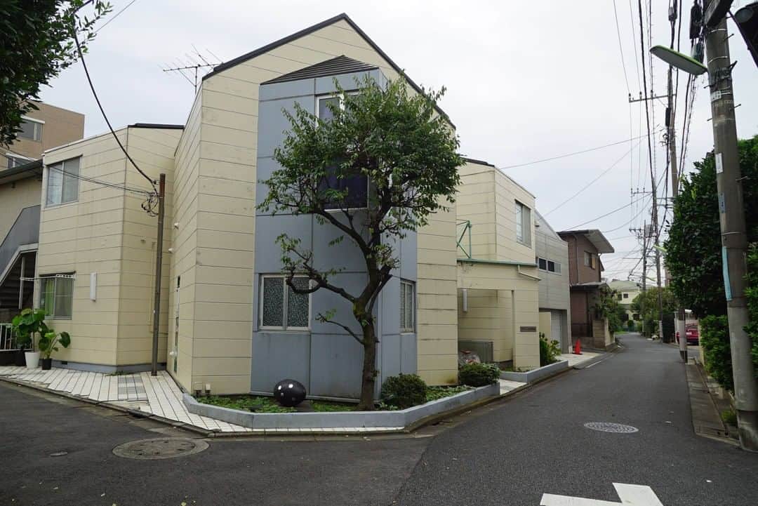 せたがやクラソンのインスタグラム：「『お部屋の条件ミキシング 103』﻿ ﻿ ・東急世田谷線世田谷駅 徒歩6分 ・8.3万円・36.34㎡・1R ___________________________________________________________________﻿  世田谷区役所と国士舘大学の近くのワンルームをご紹介します。 最寄りの駅は世田谷線の世田谷駅で徒歩6分、自転車があれば小田急線の豪徳寺駅も近くて普段使い可能です。  お部屋はワンルームといっても、36㎡くらいあって広め。 礼金なしだし、場所よいし、賃料からしても条件いいとおもいます◎  ▼この物件の詳細、﻿ そのほかのお部屋はプロフィールのリンクから﻿ @setagayakurasson﻿ ___________________________________________________________________﻿ ﻿ 「オンラインでお部屋探し」スタートしました！ ご相談お待ちしております。 ﻿ ﻿https://setagayakurasson.com/online _____________________________________________________________________﻿ ﻿ #せたがやクラソン #せたがやンソン #賃貸 #お部屋探し #オンラインお部屋探し #引っ越し #内見 #部屋 #ワンルーム #ひとり暮らし #ふたり暮らし #好きな街 #暮らしを楽しむ #キッチン #家具 #世田谷 #賃貸インテリア #リノベーション  #コンシェルジュ #世田谷のお部屋探し  #世田谷線 #世田谷駅 #ワンルーム  #暮らしを楽しむ #収納 #広めワンルーム  #自転車  #庭付き賃貸  #ミキシング  #バランス」
