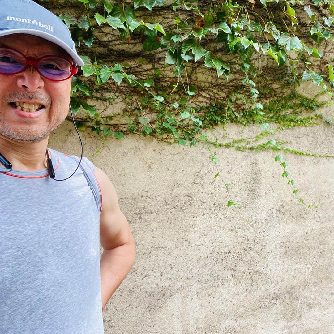 佐藤尚之のインスタグラム：「この土日、雨の山を128キロ走った友人がいて、彼に敬意を示すために1/10の12.8キロを朝から走ってみたのだが、キツかったw  やっぱグッさんは変態だ。  #朝ラン  #453日目 #1000日チャレンジ」
