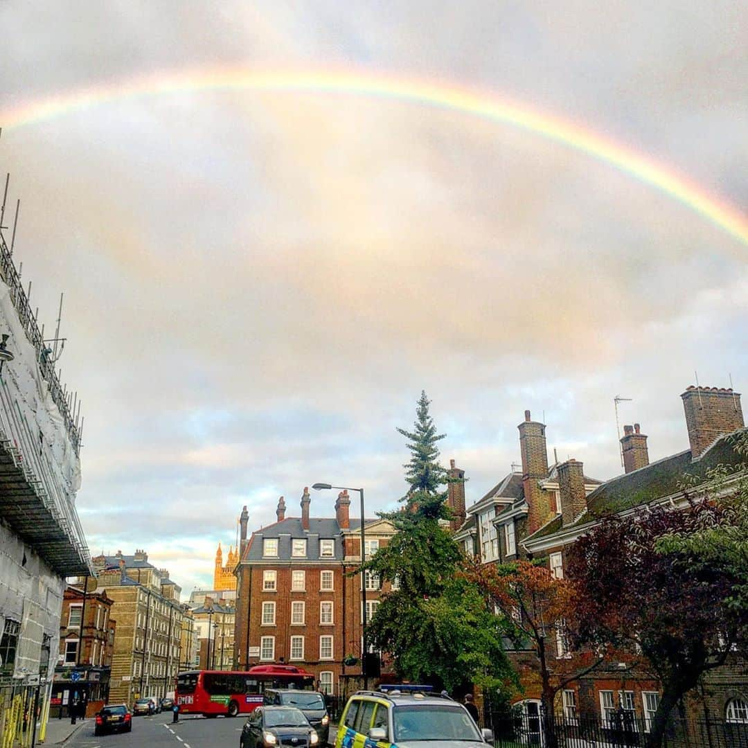 渡辺枝里子さんのインスタグラム写真 - (渡辺枝里子Instagram)「【London Photo🇬🇧】  A beautiful rainbow appeared in the sky!! I feel like something good is gonna happen😘  近所で虹が🌈  ロンドンに来てから虹を見るのは2回目。  去年の私の誕生日の朝と、今日。  なんか良いことありそうなので皆さんにも☺️🌈✨ * * * * *  london #londondiaries #londonlife #uk #londonphotography  #londonphoto  #morning #rainbow  #ロンドン　#イギリス　#ロンドン日記　#ロンドンライフ　#海外生活 #海外　#ロンドンフォト #風景　#ロンドン写真 #虹　 #渡辺枝里子」10月12日 8時08分 - eriko_watanabe_21