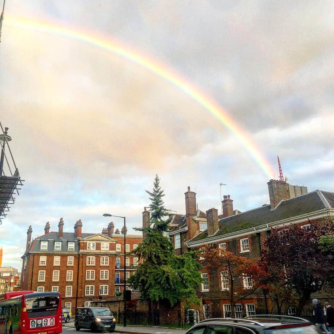 渡辺枝里子さんのインスタグラム写真 - (渡辺枝里子Instagram)「【London Photo🇬🇧】  A beautiful rainbow appeared in the sky!! I feel like something good is gonna happen😘  近所で虹が🌈  ロンドンに来てから虹を見るのは2回目。  去年の私の誕生日の朝と、今日。  なんか良いことありそうなので皆さんにも☺️🌈✨ * * * * *  london #londondiaries #londonlife #uk #londonphotography  #londonphoto  #morning #rainbow  #ロンドン　#イギリス　#ロンドン日記　#ロンドンライフ　#海外生活 #海外　#ロンドンフォト #風景　#ロンドン写真 #虹　 #渡辺枝里子」10月12日 8時08分 - eriko_watanabe_21