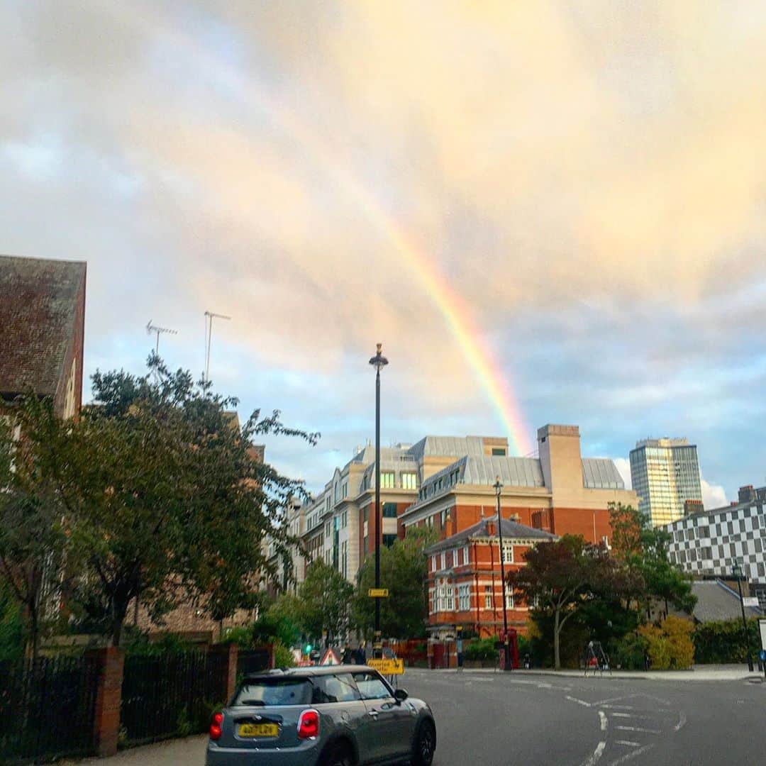 渡辺枝里子さんのインスタグラム写真 - (渡辺枝里子Instagram)「【London Photo🇬🇧】  A beautiful rainbow appeared in the sky!! I feel like something good is gonna happen😘  近所で虹が🌈  ロンドンに来てから虹を見るのは2回目。  去年の私の誕生日の朝と、今日。  なんか良いことありそうなので皆さんにも☺️🌈✨ * * * * *  london #londondiaries #londonlife #uk #londonphotography  #londonphoto  #morning #rainbow  #ロンドン　#イギリス　#ロンドン日記　#ロンドンライフ　#海外生活 #海外　#ロンドンフォト #風景　#ロンドン写真 #虹　 #渡辺枝里子」10月12日 8時08分 - eriko_watanabe_21