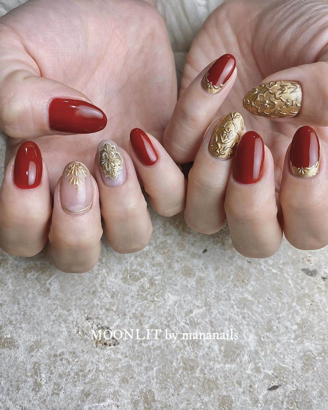 mananailsさんのインスタグラム写真 - (mananailsInstagram)「red × gold right @moonlit_kaori left @mananails」10月12日 8時20分 - mananails