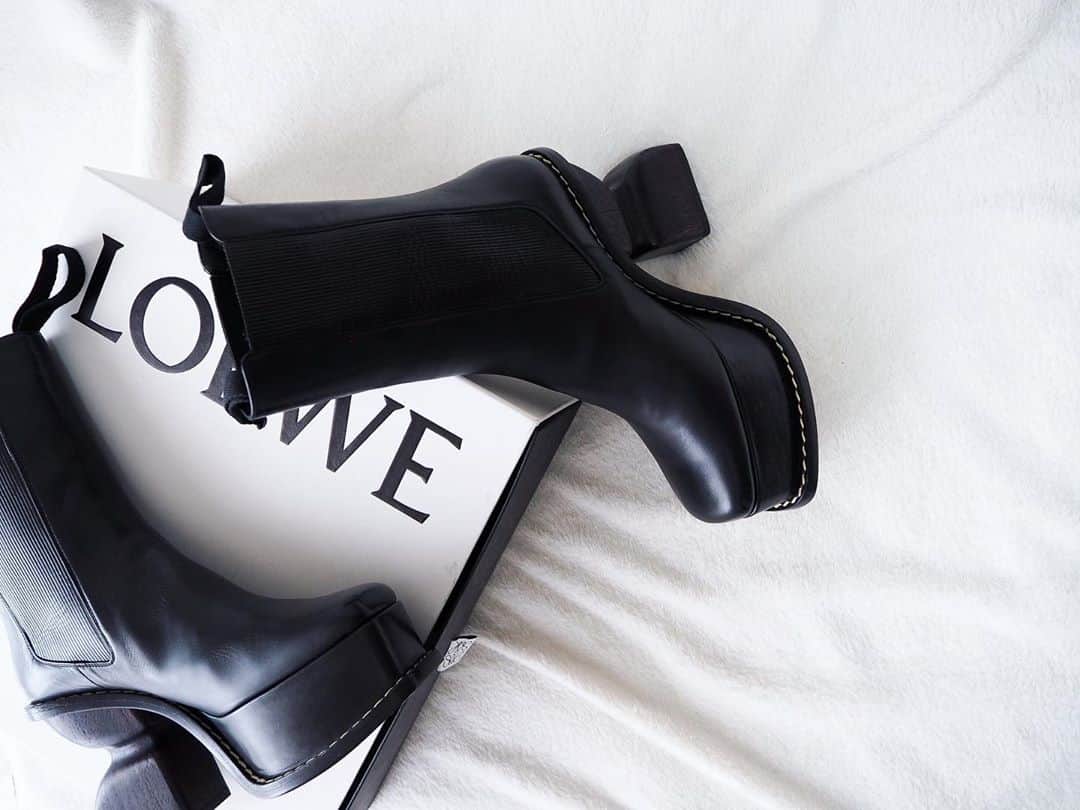 酒井結加さんのインスタグラム写真 - (酒井結加Instagram)「new♡ ・ ・ ・ @loewe  #loewebag#loeweshoes  #boots#favorite  #お気に入り」10月12日 8時20分 - syukas