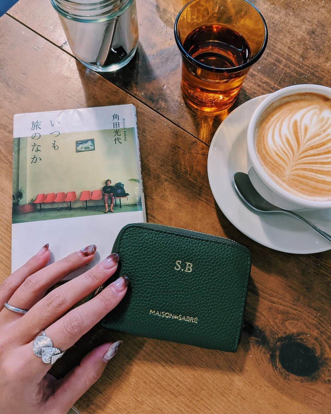 Satomi Biancaさんのインスタグラム写真 - (Satomi BiancaInstagram)「☕️🌿📕 ・ ・ おはよ🌞 ・ ・ 晴れてるだけで幸せを感じる😌 ・ ・ @maisondesabre のジップウォレットが届いたから小さいBagの財布問題も解決✌🏼💕 ・ ・ レザーも柔らかいし色味も素敵だし、名前を入れられるのが嬉しい♥️ ・ 私は名前とミドルネームの頭文字を…🌼 ・ ・ 大切に使い続けよっと🤎 ・ ・ #メゾンドサブレ #MakeYourMark」10月12日 8時29分 - satobyyyy