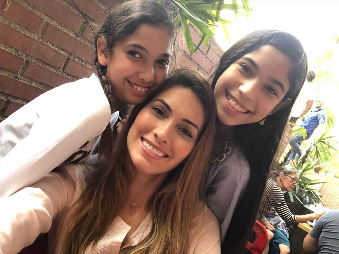 María Gabriela Isler Moralesさんのインスタグラム写真 - (María Gabriela Isler MoralesInstagram)「Desde que tengo recuerdos de mi niñez 👧🏻, siempre estuve rodeada de mujeres maravillosas que además de colmar mi vida de amor, educación, valores, y grandes lecciones, me dieron la oportunidad de desarrollar mi potencial como niña, joven y adulta. ☝🏼Respetando y reconociendo siempre mis pasiones, mis talentos y mis capacidades; y recordándome lo valioso que es el ser única, diferente y especial.   Dicen que los primeros 5 años de la crianza de un niñ@ son trascendentales para el desarrollo de su personalidad en general. Al pasar lo años y convertirme en esa mujer (ejemplo para otras niñas de mi familia), esa aseveración tenía más sentido 🧐. Desde hace 12 años soy orgullosamente la tía de 2 niñas que se robaron mi corazón (AnnaPau y Anastasia), de Paul, un niño que me enseña mil cosas nuevas, y desde hace un mes, soy la nueva hermana mayor de prima Isabella (hija de mi tía Angélica quién hoy la cuida desde el cielo).  Ser la mejor versión de mí para ellas, es mi mayor prioridad. Ser su confidente, amiga, alida, ser su consejera pero a la vez su alcahueta, ser esa persona incondicional que saben estará allí para ellas en las buenas y en las malas, y lo más importante, ser esa voz que les recuerde que su lugar, es donde ellas quieran estar, siempre que las haga felices. Recordarles que que pueden ser quién quieran ser, sin necesidad de minimizar eso que las hace ESPECIALES 🙌🏼.  Hoy que se celebra el #DíaInternacionalDeLaNiña 💖,quiero recordarles a todas las personas que me leen, que SIEMPRE habrá una niña que mira nuestros pasos, una niña que te admira, que te copia, que se inspira, que te ama, y te celebra.   ⚠️Recuerda también que tienes la oportunidad de hacer las cosas mejor para y por ellas. Si bien pudieras repetir tu crianza con ellas, siempre lo puedes hacer mejor. Estas nuevas generaciones demandan mayor entendimiento, respeto a sus derechos, madurez, y una mente más dispuesta a explorar con ellas lo que les haga feliz a ELLAS.   ❗️Ey, también recuerda que tienes una niña interior que tiene derecho a vivir, disfrutar, aprender, equivocarse y no juzgarse tanto… 🤸🏻‍♀️  ¡Les mando un fuerte abrazo! ♥️」10月12日 8時42分 - gabrielaisler