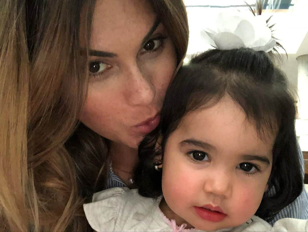 María Gabriela Isler Moralesさんのインスタグラム写真 - (María Gabriela Isler MoralesInstagram)「Desde que tengo recuerdos de mi niñez 👧🏻, siempre estuve rodeada de mujeres maravillosas que además de colmar mi vida de amor, educación, valores, y grandes lecciones, me dieron la oportunidad de desarrollar mi potencial como niña, joven y adulta. ☝🏼Respetando y reconociendo siempre mis pasiones, mis talentos y mis capacidades; y recordándome lo valioso que es el ser única, diferente y especial.   Dicen que los primeros 5 años de la crianza de un niñ@ son trascendentales para el desarrollo de su personalidad en general. Al pasar lo años y convertirme en esa mujer (ejemplo para otras niñas de mi familia), esa aseveración tenía más sentido 🧐. Desde hace 12 años soy orgullosamente la tía de 2 niñas que se robaron mi corazón (AnnaPau y Anastasia), de Paul, un niño que me enseña mil cosas nuevas, y desde hace un mes, soy la nueva hermana mayor de prima Isabella (hija de mi tía Angélica quién hoy la cuida desde el cielo).  Ser la mejor versión de mí para ellas, es mi mayor prioridad. Ser su confidente, amiga, alida, ser su consejera pero a la vez su alcahueta, ser esa persona incondicional que saben estará allí para ellas en las buenas y en las malas, y lo más importante, ser esa voz que les recuerde que su lugar, es donde ellas quieran estar, siempre que las haga felices. Recordarles que que pueden ser quién quieran ser, sin necesidad de minimizar eso que las hace ESPECIALES 🙌🏼.  Hoy que se celebra el #DíaInternacionalDeLaNiña 💖,quiero recordarles a todas las personas que me leen, que SIEMPRE habrá una niña que mira nuestros pasos, una niña que te admira, que te copia, que se inspira, que te ama, y te celebra.   ⚠️Recuerda también que tienes la oportunidad de hacer las cosas mejor para y por ellas. Si bien pudieras repetir tu crianza con ellas, siempre lo puedes hacer mejor. Estas nuevas generaciones demandan mayor entendimiento, respeto a sus derechos, madurez, y una mente más dispuesta a explorar con ellas lo que les haga feliz a ELLAS.   ❗️Ey, también recuerda que tienes una niña interior que tiene derecho a vivir, disfrutar, aprender, equivocarse y no juzgarse tanto… 🤸🏻‍♀️  ¡Les mando un fuerte abrazo! ♥️」10月12日 8時42分 - gabrielaisler