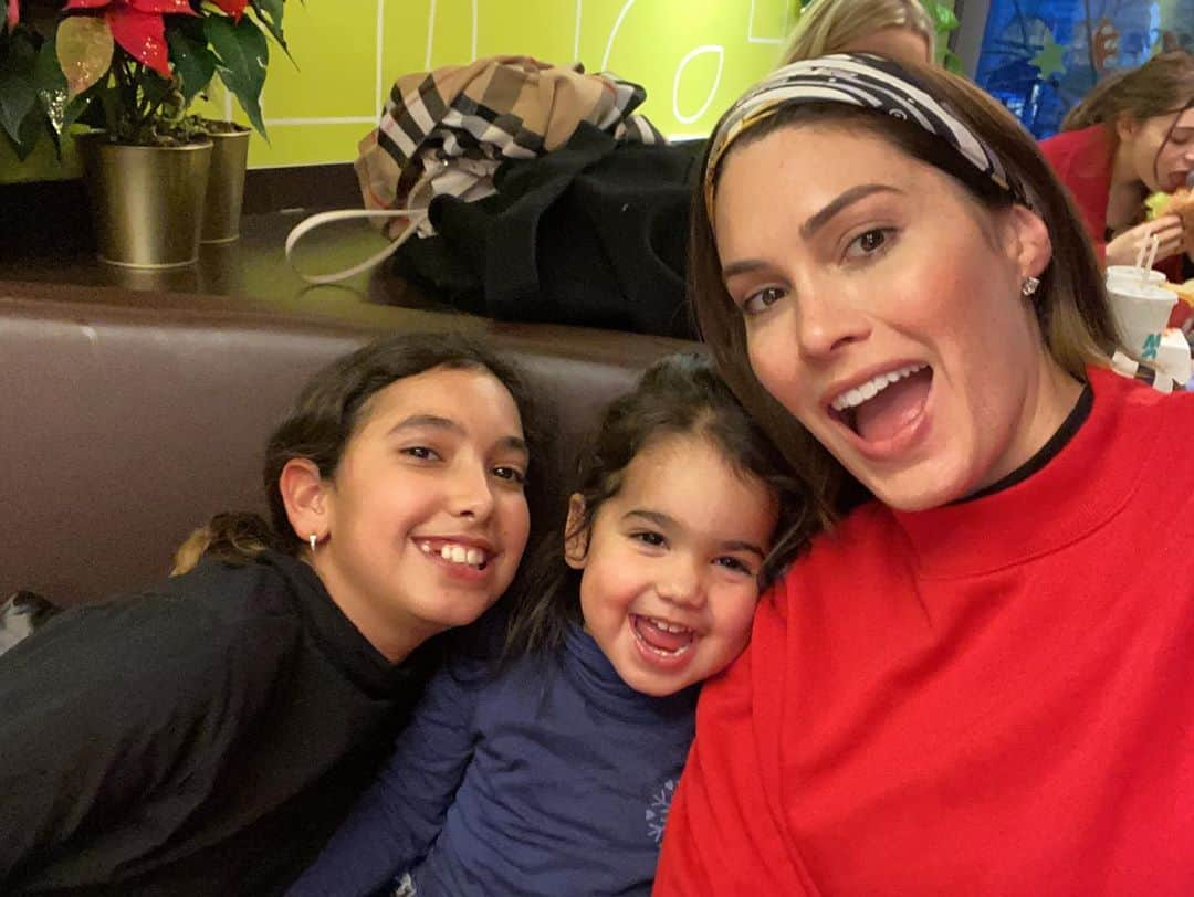 María Gabriela Isler Moralesさんのインスタグラム写真 - (María Gabriela Isler MoralesInstagram)「Desde que tengo recuerdos de mi niñez 👧🏻, siempre estuve rodeada de mujeres maravillosas que además de colmar mi vida de amor, educación, valores, y grandes lecciones, me dieron la oportunidad de desarrollar mi potencial como niña, joven y adulta. ☝🏼Respetando y reconociendo siempre mis pasiones, mis talentos y mis capacidades; y recordándome lo valioso que es el ser única, diferente y especial.   Dicen que los primeros 5 años de la crianza de un niñ@ son trascendentales para el desarrollo de su personalidad en general. Al pasar lo años y convertirme en esa mujer (ejemplo para otras niñas de mi familia), esa aseveración tenía más sentido 🧐. Desde hace 12 años soy orgullosamente la tía de 2 niñas que se robaron mi corazón (AnnaPau y Anastasia), de Paul, un niño que me enseña mil cosas nuevas, y desde hace un mes, soy la nueva hermana mayor de prima Isabella (hija de mi tía Angélica quién hoy la cuida desde el cielo).  Ser la mejor versión de mí para ellas, es mi mayor prioridad. Ser su confidente, amiga, alida, ser su consejera pero a la vez su alcahueta, ser esa persona incondicional que saben estará allí para ellas en las buenas y en las malas, y lo más importante, ser esa voz que les recuerde que su lugar, es donde ellas quieran estar, siempre que las haga felices. Recordarles que que pueden ser quién quieran ser, sin necesidad de minimizar eso que las hace ESPECIALES 🙌🏼.  Hoy que se celebra el #DíaInternacionalDeLaNiña 💖,quiero recordarles a todas las personas que me leen, que SIEMPRE habrá una niña que mira nuestros pasos, una niña que te admira, que te copia, que se inspira, que te ama, y te celebra.   ⚠️Recuerda también que tienes la oportunidad de hacer las cosas mejor para y por ellas. Si bien pudieras repetir tu crianza con ellas, siempre lo puedes hacer mejor. Estas nuevas generaciones demandan mayor entendimiento, respeto a sus derechos, madurez, y una mente más dispuesta a explorar con ellas lo que les haga feliz a ELLAS.   ❗️Ey, también recuerda que tienes una niña interior que tiene derecho a vivir, disfrutar, aprender, equivocarse y no juzgarse tanto… 🤸🏻‍♀️  ¡Les mando un fuerte abrazo! ♥️」10月12日 8時42分 - gabrielaisler