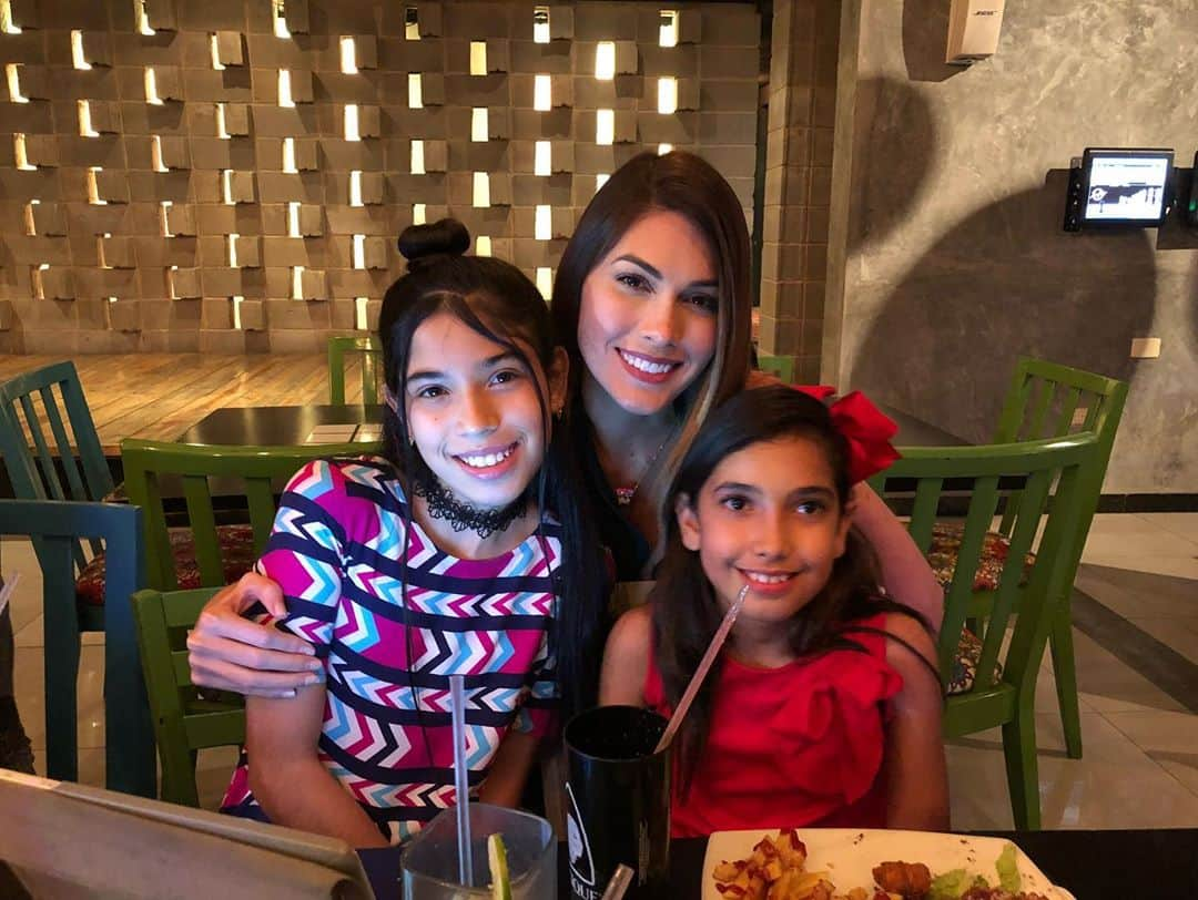 María Gabriela Isler Moralesさんのインスタグラム写真 - (María Gabriela Isler MoralesInstagram)「Desde que tengo recuerdos de mi niñez 👧🏻, siempre estuve rodeada de mujeres maravillosas que además de colmar mi vida de amor, educación, valores, y grandes lecciones, me dieron la oportunidad de desarrollar mi potencial como niña, joven y adulta. ☝🏼Respetando y reconociendo siempre mis pasiones, mis talentos y mis capacidades; y recordándome lo valioso que es el ser única, diferente y especial.   Dicen que los primeros 5 años de la crianza de un niñ@ son trascendentales para el desarrollo de su personalidad en general. Al pasar lo años y convertirme en esa mujer (ejemplo para otras niñas de mi familia), esa aseveración tenía más sentido 🧐. Desde hace 12 años soy orgullosamente la tía de 2 niñas que se robaron mi corazón (AnnaPau y Anastasia), de Paul, un niño que me enseña mil cosas nuevas, y desde hace un mes, soy la nueva hermana mayor de prima Isabella (hija de mi tía Angélica quién hoy la cuida desde el cielo).  Ser la mejor versión de mí para ellas, es mi mayor prioridad. Ser su confidente, amiga, alida, ser su consejera pero a la vez su alcahueta, ser esa persona incondicional que saben estará allí para ellas en las buenas y en las malas, y lo más importante, ser esa voz que les recuerde que su lugar, es donde ellas quieran estar, siempre que las haga felices. Recordarles que que pueden ser quién quieran ser, sin necesidad de minimizar eso que las hace ESPECIALES 🙌🏼.  Hoy que se celebra el #DíaInternacionalDeLaNiña 💖,quiero recordarles a todas las personas que me leen, que SIEMPRE habrá una niña que mira nuestros pasos, una niña que te admira, que te copia, que se inspira, que te ama, y te celebra.   ⚠️Recuerda también que tienes la oportunidad de hacer las cosas mejor para y por ellas. Si bien pudieras repetir tu crianza con ellas, siempre lo puedes hacer mejor. Estas nuevas generaciones demandan mayor entendimiento, respeto a sus derechos, madurez, y una mente más dispuesta a explorar con ellas lo que les haga feliz a ELLAS.   ❗️Ey, también recuerda que tienes una niña interior que tiene derecho a vivir, disfrutar, aprender, equivocarse y no juzgarse tanto… 🤸🏻‍♀️  ¡Les mando un fuerte abrazo! ♥️」10月12日 8時42分 - gabrielaisler