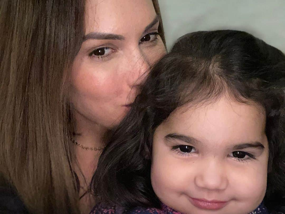 María Gabriela Isler Moralesさんのインスタグラム写真 - (María Gabriela Isler MoralesInstagram)「Desde que tengo recuerdos de mi niñez 👧🏻, siempre estuve rodeada de mujeres maravillosas que además de colmar mi vida de amor, educación, valores, y grandes lecciones, me dieron la oportunidad de desarrollar mi potencial como niña, joven y adulta. ☝🏼Respetando y reconociendo siempre mis pasiones, mis talentos y mis capacidades; y recordándome lo valioso que es el ser única, diferente y especial.   Dicen que los primeros 5 años de la crianza de un niñ@ son trascendentales para el desarrollo de su personalidad en general. Al pasar lo años y convertirme en esa mujer (ejemplo para otras niñas de mi familia), esa aseveración tenía más sentido 🧐. Desde hace 12 años soy orgullosamente la tía de 2 niñas que se robaron mi corazón (AnnaPau y Anastasia), de Paul, un niño que me enseña mil cosas nuevas, y desde hace un mes, soy la nueva hermana mayor de prima Isabella (hija de mi tía Angélica quién hoy la cuida desde el cielo).  Ser la mejor versión de mí para ellas, es mi mayor prioridad. Ser su confidente, amiga, alida, ser su consejera pero a la vez su alcahueta, ser esa persona incondicional que saben estará allí para ellas en las buenas y en las malas, y lo más importante, ser esa voz que les recuerde que su lugar, es donde ellas quieran estar, siempre que las haga felices. Recordarles que que pueden ser quién quieran ser, sin necesidad de minimizar eso que las hace ESPECIALES 🙌🏼.  Hoy que se celebra el #DíaInternacionalDeLaNiña 💖,quiero recordarles a todas las personas que me leen, que SIEMPRE habrá una niña que mira nuestros pasos, una niña que te admira, que te copia, que se inspira, que te ama, y te celebra.   ⚠️Recuerda también que tienes la oportunidad de hacer las cosas mejor para y por ellas. Si bien pudieras repetir tu crianza con ellas, siempre lo puedes hacer mejor. Estas nuevas generaciones demandan mayor entendimiento, respeto a sus derechos, madurez, y una mente más dispuesta a explorar con ellas lo que les haga feliz a ELLAS.   ❗️Ey, también recuerda que tienes una niña interior que tiene derecho a vivir, disfrutar, aprender, equivocarse y no juzgarse tanto… 🤸🏻‍♀️  ¡Les mando un fuerte abrazo! ♥️」10月12日 8時42分 - gabrielaisler