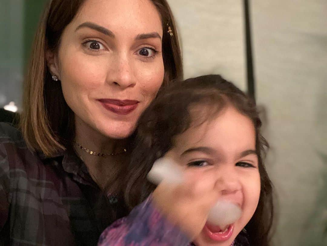 María Gabriela Isler Moralesさんのインスタグラム写真 - (María Gabriela Isler MoralesInstagram)「Desde que tengo recuerdos de mi niñez 👧🏻, siempre estuve rodeada de mujeres maravillosas que además de colmar mi vida de amor, educación, valores, y grandes lecciones, me dieron la oportunidad de desarrollar mi potencial como niña, joven y adulta. ☝🏼Respetando y reconociendo siempre mis pasiones, mis talentos y mis capacidades; y recordándome lo valioso que es el ser única, diferente y especial.   Dicen que los primeros 5 años de la crianza de un niñ@ son trascendentales para el desarrollo de su personalidad en general. Al pasar lo años y convertirme en esa mujer (ejemplo para otras niñas de mi familia), esa aseveración tenía más sentido 🧐. Desde hace 12 años soy orgullosamente la tía de 2 niñas que se robaron mi corazón (AnnaPau y Anastasia), de Paul, un niño que me enseña mil cosas nuevas, y desde hace un mes, soy la nueva hermana mayor de prima Isabella (hija de mi tía Angélica quién hoy la cuida desde el cielo).  Ser la mejor versión de mí para ellas, es mi mayor prioridad. Ser su confidente, amiga, alida, ser su consejera pero a la vez su alcahueta, ser esa persona incondicional que saben estará allí para ellas en las buenas y en las malas, y lo más importante, ser esa voz que les recuerde que su lugar, es donde ellas quieran estar, siempre que las haga felices. Recordarles que que pueden ser quién quieran ser, sin necesidad de minimizar eso que las hace ESPECIALES 🙌🏼.  Hoy que se celebra el #DíaInternacionalDeLaNiña 💖,quiero recordarles a todas las personas que me leen, que SIEMPRE habrá una niña que mira nuestros pasos, una niña que te admira, que te copia, que se inspira, que te ama, y te celebra.   ⚠️Recuerda también que tienes la oportunidad de hacer las cosas mejor para y por ellas. Si bien pudieras repetir tu crianza con ellas, siempre lo puedes hacer mejor. Estas nuevas generaciones demandan mayor entendimiento, respeto a sus derechos, madurez, y una mente más dispuesta a explorar con ellas lo que les haga feliz a ELLAS.   ❗️Ey, también recuerda que tienes una niña interior que tiene derecho a vivir, disfrutar, aprender, equivocarse y no juzgarse tanto… 🤸🏻‍♀️  ¡Les mando un fuerte abrazo! ♥️」10月12日 8時42分 - gabrielaisler