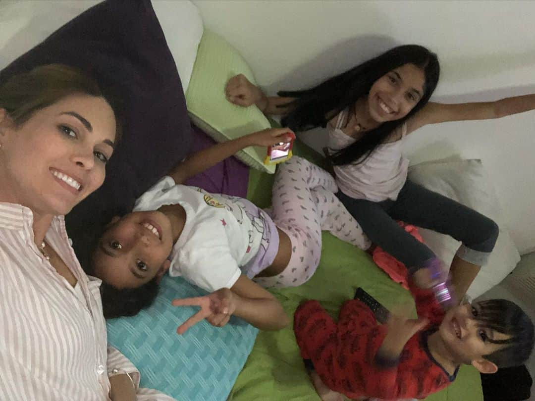 María Gabriela Isler Moralesさんのインスタグラム写真 - (María Gabriela Isler MoralesInstagram)「Desde que tengo recuerdos de mi niñez 👧🏻, siempre estuve rodeada de mujeres maravillosas que además de colmar mi vida de amor, educación, valores, y grandes lecciones, me dieron la oportunidad de desarrollar mi potencial como niña, joven y adulta. ☝🏼Respetando y reconociendo siempre mis pasiones, mis talentos y mis capacidades; y recordándome lo valioso que es el ser única, diferente y especial.   Dicen que los primeros 5 años de la crianza de un niñ@ son trascendentales para el desarrollo de su personalidad en general. Al pasar lo años y convertirme en esa mujer (ejemplo para otras niñas de mi familia), esa aseveración tenía más sentido 🧐. Desde hace 12 años soy orgullosamente la tía de 2 niñas que se robaron mi corazón (AnnaPau y Anastasia), de Paul, un niño que me enseña mil cosas nuevas, y desde hace un mes, soy la nueva hermana mayor de prima Isabella (hija de mi tía Angélica quién hoy la cuida desde el cielo).  Ser la mejor versión de mí para ellas, es mi mayor prioridad. Ser su confidente, amiga, alida, ser su consejera pero a la vez su alcahueta, ser esa persona incondicional que saben estará allí para ellas en las buenas y en las malas, y lo más importante, ser esa voz que les recuerde que su lugar, es donde ellas quieran estar, siempre que las haga felices. Recordarles que que pueden ser quién quieran ser, sin necesidad de minimizar eso que las hace ESPECIALES 🙌🏼.  Hoy que se celebra el #DíaInternacionalDeLaNiña 💖,quiero recordarles a todas las personas que me leen, que SIEMPRE habrá una niña que mira nuestros pasos, una niña que te admira, que te copia, que se inspira, que te ama, y te celebra.   ⚠️Recuerda también que tienes la oportunidad de hacer las cosas mejor para y por ellas. Si bien pudieras repetir tu crianza con ellas, siempre lo puedes hacer mejor. Estas nuevas generaciones demandan mayor entendimiento, respeto a sus derechos, madurez, y una mente más dispuesta a explorar con ellas lo que les haga feliz a ELLAS.   ❗️Ey, también recuerda que tienes una niña interior que tiene derecho a vivir, disfrutar, aprender, equivocarse y no juzgarse tanto… 🤸🏻‍♀️  ¡Les mando un fuerte abrazo! ♥️」10月12日 8時42分 - gabrielaisler