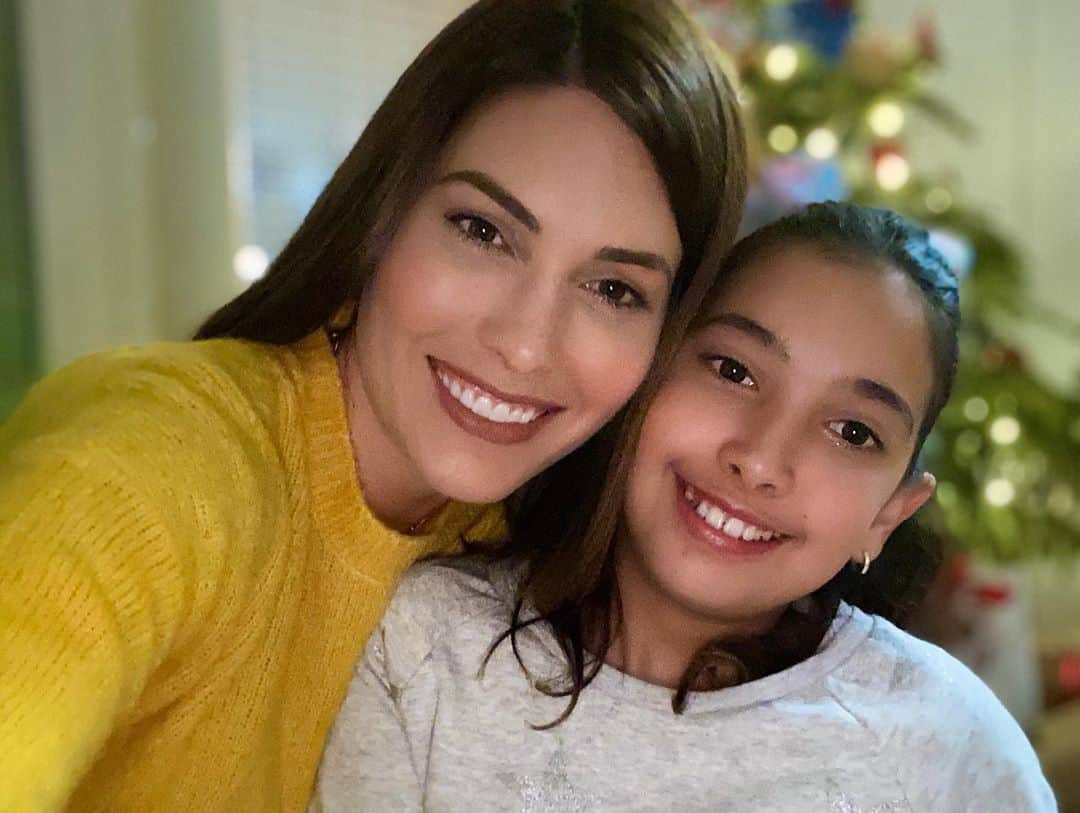 María Gabriela Isler Moralesのインスタグラム：「Desde que tengo recuerdos de mi niñez 👧🏻, siempre estuve rodeada de mujeres maravillosas que además de colmar mi vida de amor, educación, valores, y grandes lecciones, me dieron la oportunidad de desarrollar mi potencial como niña, joven y adulta. ☝🏼Respetando y reconociendo siempre mis pasiones, mis talentos y mis capacidades; y recordándome lo valioso que es el ser única, diferente y especial.   Dicen que los primeros 5 años de la crianza de un niñ@ son trascendentales para el desarrollo de su personalidad en general. Al pasar lo años y convertirme en esa mujer (ejemplo para otras niñas de mi familia), esa aseveración tenía más sentido 🧐. Desde hace 12 años soy orgullosamente la tía de 2 niñas que se robaron mi corazón (AnnaPau y Anastasia), de Paul, un niño que me enseña mil cosas nuevas, y desde hace un mes, soy la nueva hermana mayor de prima Isabella (hija de mi tía Angélica quién hoy la cuida desde el cielo).  Ser la mejor versión de mí para ellas, es mi mayor prioridad. Ser su confidente, amiga, alida, ser su consejera pero a la vez su alcahueta, ser esa persona incondicional que saben estará allí para ellas en las buenas y en las malas, y lo más importante, ser esa voz que les recuerde que su lugar, es donde ellas quieran estar, siempre que las haga felices. Recordarles que que pueden ser quién quieran ser, sin necesidad de minimizar eso que las hace ESPECIALES 🙌🏼.  Hoy que se celebra el #DíaInternacionalDeLaNiña 💖,quiero recordarles a todas las personas que me leen, que SIEMPRE habrá una niña que mira nuestros pasos, una niña que te admira, que te copia, que se inspira, que te ama, y te celebra.   ⚠️Recuerda también que tienes la oportunidad de hacer las cosas mejor para y por ellas. Si bien pudieras repetir tu crianza con ellas, siempre lo puedes hacer mejor. Estas nuevas generaciones demandan mayor entendimiento, respeto a sus derechos, madurez, y una mente más dispuesta a explorar con ellas lo que les haga feliz a ELLAS.   ❗️Ey, también recuerda que tienes una niña interior que tiene derecho a vivir, disfrutar, aprender, equivocarse y no juzgarse tanto… 🤸🏻‍♀️  ¡Les mando un fuerte abrazo! ♥️」