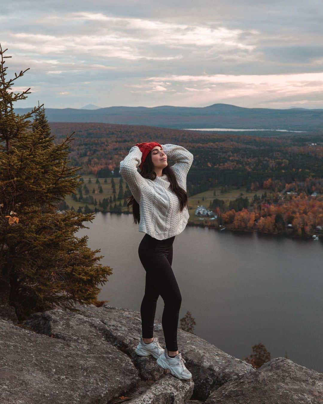のインスタグラム：「Vive la aventura de vivir tu vida como quieras 🍂 ➵ Se han dado cuenta de que la mayoría nos enfocamos solo en existir? Trabajamos, estudiamos, cumplimos con responsabilidades... pero cuando realmente nos detenemos un segundo para pensar lo afortunados que somos por estar vivos? Cuantas veces dejamos el teléfono a un lado para tener una conversación interesante con alguien más, o cuando fue la última vez que salimos a caminar sin tener la mirada fija en alguna red social. Yo soy 100% culpable! Me he prometido a mi misma tomarme al menos 1 hora al día sin ninguna distracción para dedicarme a vivir el momento y no estar pendiente de cosas que nos hacen actuar como zombies. Qué opinas sobre esta idea? Te animas a probarla? ➵ Shot by @david_maman」