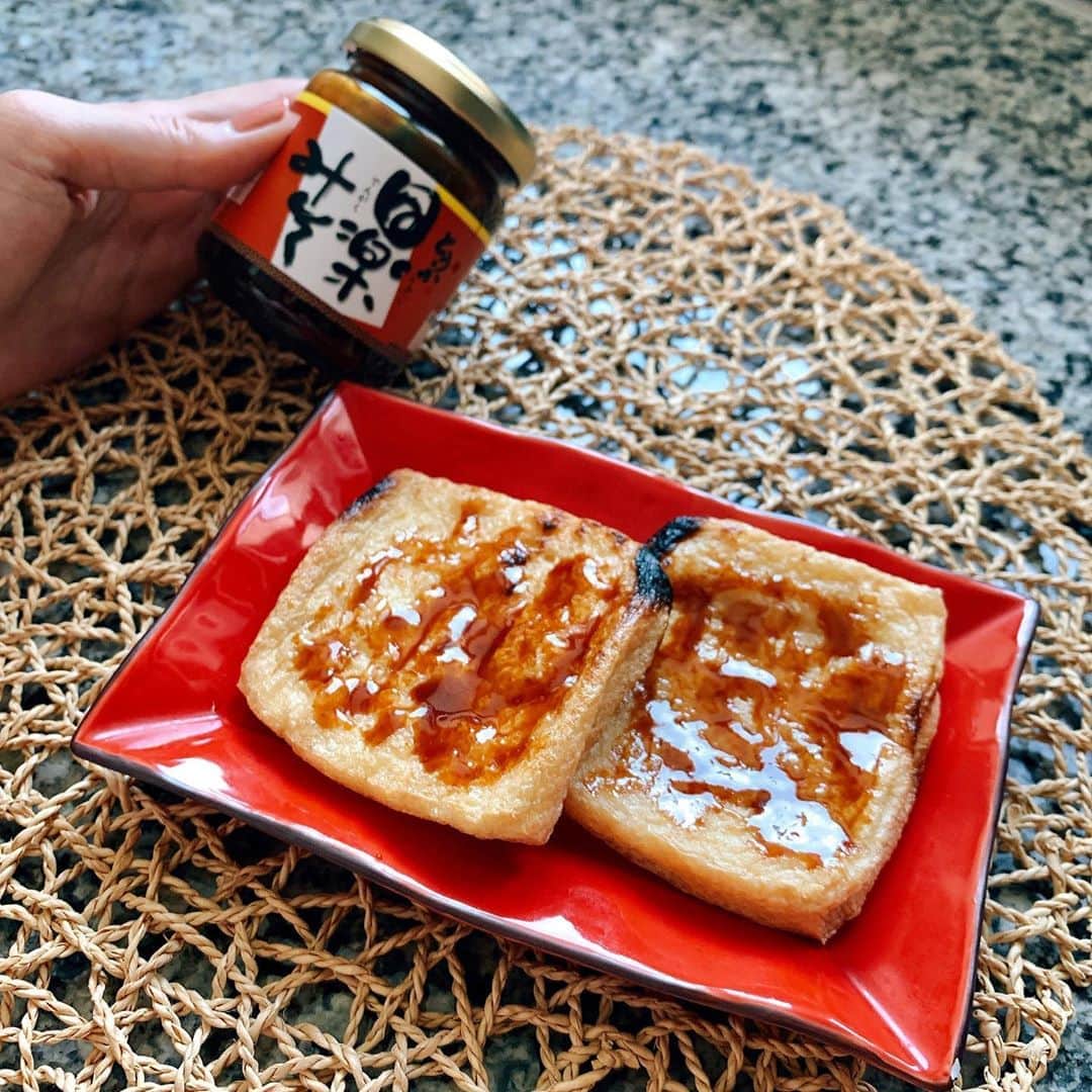 のインスタグラム：「先日、とうふ屋うかいさんのお土産をいただきまして早速食べました☺️  お、お、美味しい。。 油揚げは魚焼きグリルで焼いて田楽味噌を。 全然油っぽくなくてサクサクで、田楽味噌が程よく甘くて🤤  お豆腐も甘さがあって もう、本当に感激しました。  やっぱ食って大切だね 一瞬で幸せな気持ちになれる☺️  ありがとうございます。  #とうふ屋うかい #油揚げ #田楽味噌 #お豆腐」