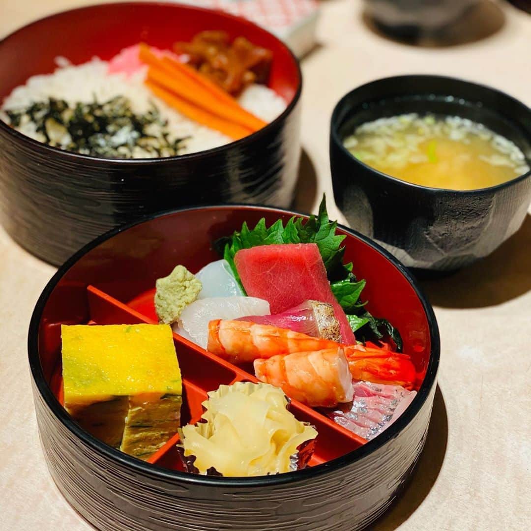 水木一郎さんのインスタグラム写真 - (水木一郎Instagram)「週に一度は食べに行ってる寿司屋さん。ちらし寿司は良くいただきますが、通うもう一つの理由はなんと言っても味噌汁が美味しいこと。これって大事だよね。 #ちらし寿司  #味噌汁最高  #水木一郎」10月12日 8時56分 - ichiromizuki