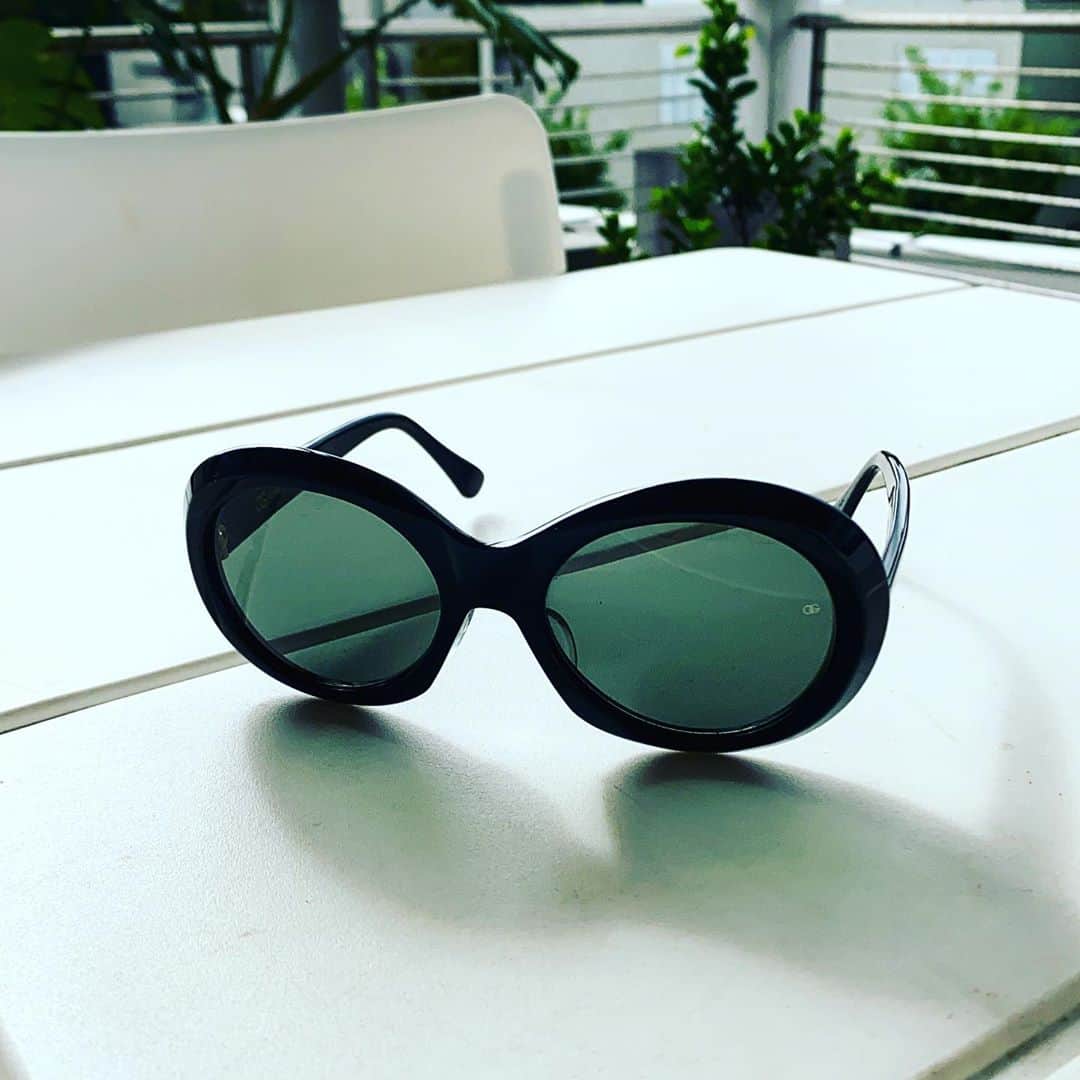 渋谷慶一郎のインスタグラム：「Old glasses 👓 こっちは黒でレンズが緑 @olivergoldsmithsunglasses  #audrey  同じじゃんとか言わない🧎🏻‍♂️」