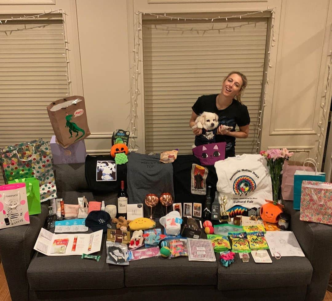 イリザ・シュレシンガーさんのインスタグラム写真 - (イリザ・シュレシンガーInstagram)「Coming home to Dallas was exactly what my heart needed. Thank you for the gifts, cards and all of your support at the show! Sold out and I will be back as soon as The Gross Fairy lets me. Thank you #dfw metroplex (and thanks for having us @coyotedrivein #funkytown - IT WAS WONDERFUL TO BE BACK! God bless Texas🤗」10月12日 9時03分 - ilizas