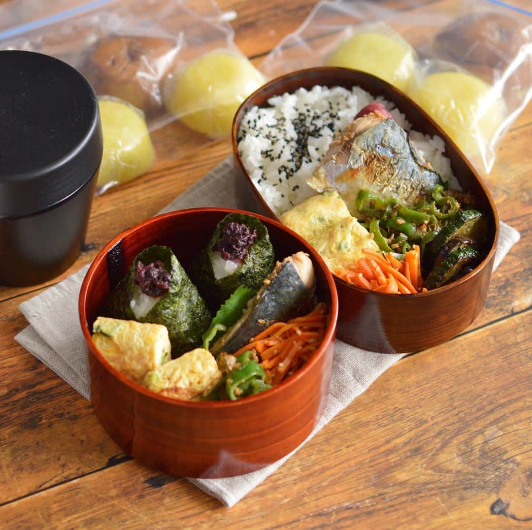 yukiyoのインスタグラム：「2020.10.12* ・ 今日のお弁当 ・ おむすび ネギ入り出汁巻 青梅味噌漬け鯖焼き ピーマンおかか炒め 人参ごま炒め 茄子ズッキーニにんにくオイル ・ お湯を入れるお味噌汁付き ・ ・ 昨日行った柳津町という所の名物あわまんじゅう付き （栗まんじゅうも） ・ 実は食べすぎて食べ飽きているあわまんじゅう このまま職場の冷凍庫に入れちゃおうか… ・ ・ 今週も宜しくお願いします ・ #金曜日はお休み #通院だけどねw ・ ・ #お弁当 #obento #bento #lunch #lunchbox #onthetable #japanesefood #暮らし #曲げわっぱ #lin_stagrammer #ロカリ #おうちごはんLover #マカロニメイト #IGersJP #おむすび #おにぎり #フーディーテーブル #OnigiriAction」