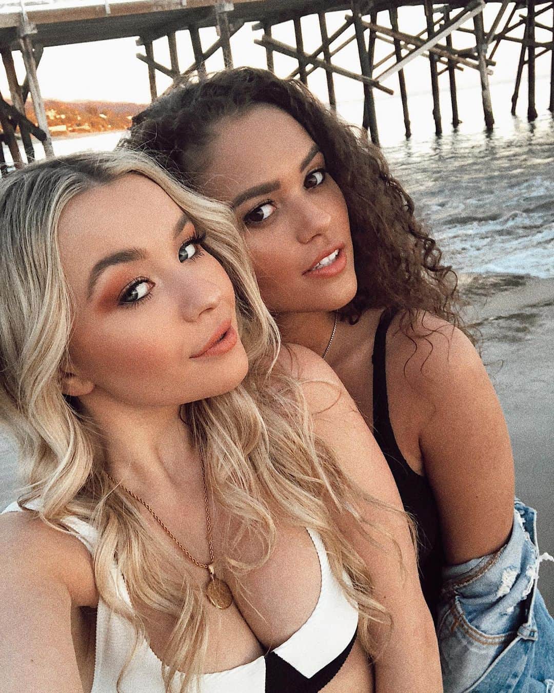 トーリ・ウェブスターのインスタグラム：「BFF 👯‍♀️ appreciation post!!! I’m SO proud of my babe @madisonpettis 💓 she is the STAR of the new American Pie movie!!! Available to watch on Netflix in the USA & on Google Play for all my Canadian babes!!! 🎥❤️ Go watch, and cheer on my girl!! 🎉」