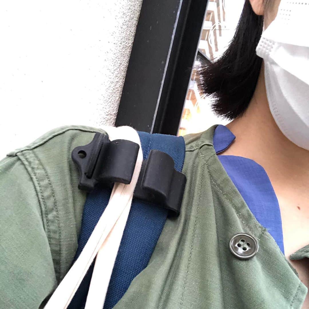馬渕史香のインスタグラム：「@kaneson.jp さんより、#ショルダークリップ＋ というのをいただきました✨  これがね、優れもの😳  子育てし始めてから気づいたことのひとつなんやけどね、 抱っこ紐しとる時ってトートバッグとかエコバッグとか肩にかけててもずり落ちてくるんやて💦 もうね、プチストレス😩  そんな悩みを解決してくれるアイデア商品で、抱っこ紐の肩紐に巻きつけるだけ  ここ最近のお出かけは、旦那さんが抱っこしてくれてるので、リュックにつけてみた🎒  すごい😳 ずり落ちへん❗️  シリコン製やで、フックの中で紐が遊ぶこともないし、つけてても肩への違和感もない （薄着やとちょっとあるかもやけど）  こんなちょっとした事で解消できるなんて👏 サイズ調整もできるで、もう少し肩紐の幅が狭くても大丈夫🙆‍♀️  これ、ママじゃなくても結構使えると思う✨  あと、このパッケージすごくない？？ ホッチキス使ってない😳 細かい気遣い  #カネソン #抱っこ紐   #あしざわ家 #赤ちゃんのいる生活 #ずぼら主婦 #ゼクシィbabyママ隊 #令和2年生まれ #5月生まれ #男の子ベビー #令和ベビー #babyboy #2020baby #ゼクシィbaby #ベビーグラム #ベビフル #コズレ #ままのて」