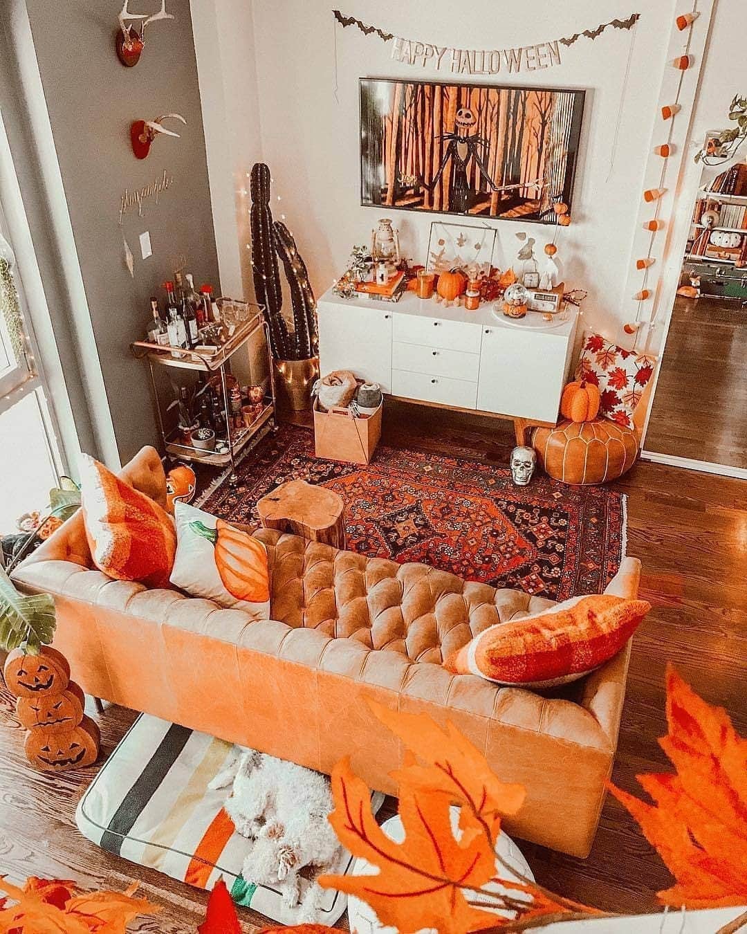 Crazy Roomsさんのインスタグラム写真 - (Crazy RoomsInstagram)「What a cozy room! tag someone who loves halloween 🎃  Photo and adorable room belongs to @noelledowning  #crazyroomss」10月12日 9時12分 - crazyroomss