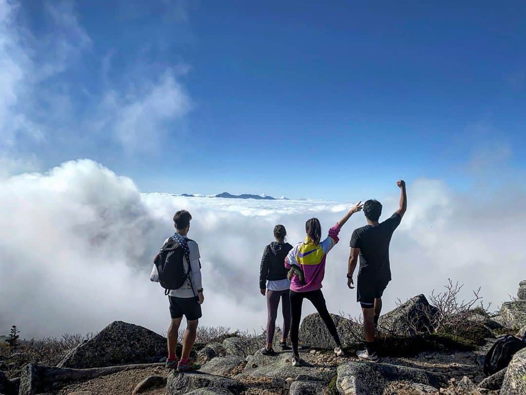 藤井アルダのインスタグラム：「今年あと何回山行けるかな〜  金峯山- 2599 m ✅🙌🤎 みんなありがとう！！！  #金峯山 #hike #mountain #naturelovers #仲間 #自然」