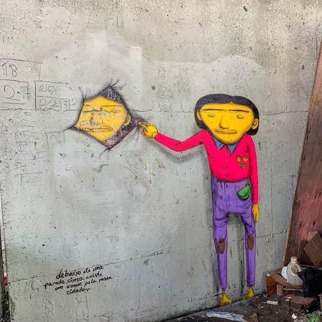 osgemeosのインスタグラム：「Trabalho feito em março deste ano, na baixada do Glicério #SP, apagado pela Prefeitura... nós lavamos uma parte do cinza e refizemos, apagaram novamente ... não só os nossos, mais de muito outros artistas que ali pintaram ... #cidadecinza」