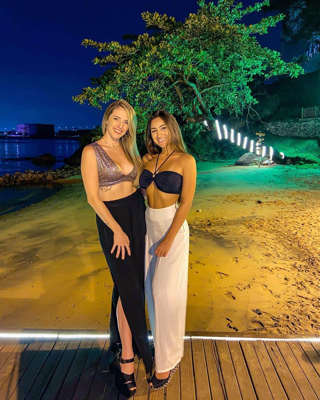 のインスタグラム：「Só pra dar uma atualizada por aqui com a amiga que eu amooo!! ✨🥰👯‍♀️🌳🌙🙏🏻❤️ #friendship #love #girlsnightout #nook #landscape #happiness #love #vix」