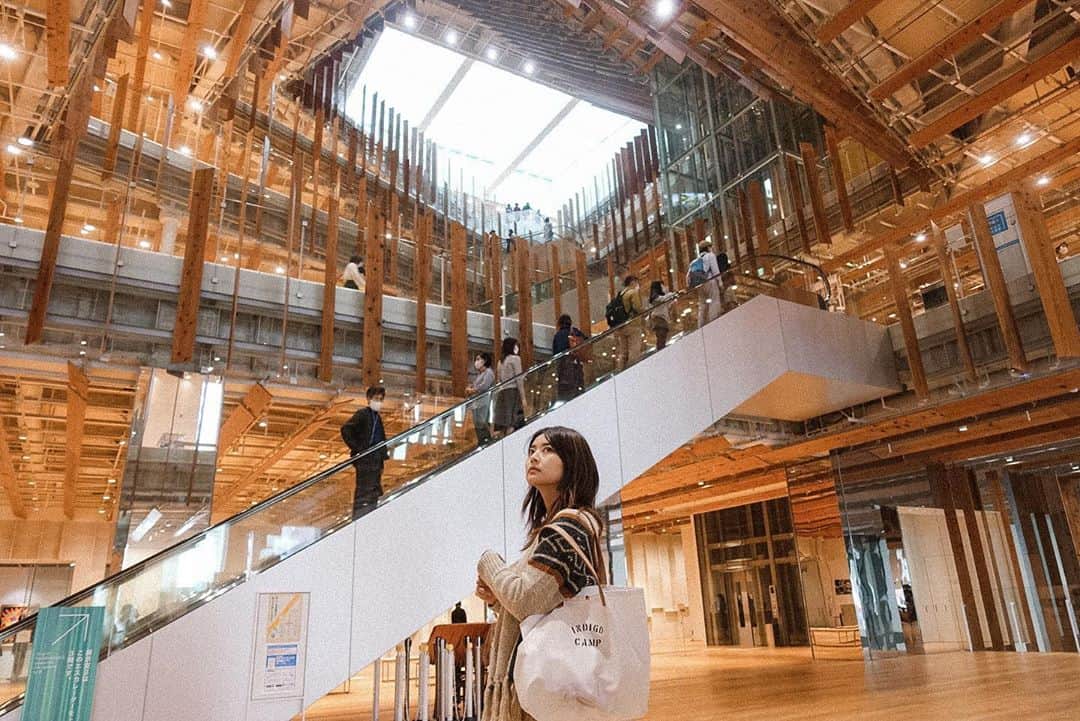 Miyuuさんのインスタグラム写真 - (MiyuuInstagram)「〰︎𝑻𝒐𝒚𝒂𝒎𝒂 ライブをさせてもらう時、その場所の魅力をもっと知りたい、ということで新幹線のチケットを変更して、レンタサイクルで富山観光🚲🍁  ガラス美術館は、図書館にもなっていて、地元の人と観光客が半々くらいだった！こんな良き施設が近所にあったら入り浸ってるわ、、🤎📚 #富山 #富山観光 #ガラス美術館  #toyama #miyuutrip #miyuusic #miyuu」10月12日 9時29分 - miyuuamazing