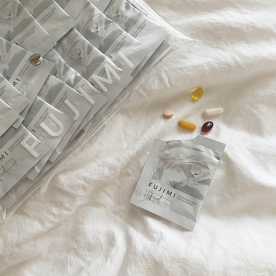 のインスタグラム：「💊 . パーソナライズサプリ @fujimi_official  . パックに引き続き、 自分専用サプリのご紹介だよ🌿 . 肌診断をすると📝 今のお肌のお悩みや、なりたいお肌に 合わせて必要な栄養素を詰めたサプリを 一つのパックにして届けてくれるんだ🕊 . 毎日一包ずつすきなタイミングで飲むだけ。 お洒落なパッケージだし、 旅行や出張などあらゆるシーンに合う🥺 この持ち歩きやすさが他にない！ 気軽に始めやすいサプリです✨ . 生活がすぐにお肌に出る年齢になってきたし 食生活も不規則な方なので 食事も気をつけてつつ、 FUJIMIサプリにも力を貸してもらおうと思います😌🧡 . . #パーソナライズサプリ#パーソナライズマスク#fujimiサプリ#fujimi#美容#肌診断#PR」