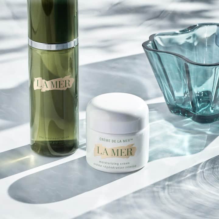 ドゥラメールのインスタグラム：「A glow so nice you’ll look twice. These two healing hydrators pair beautifully to multiply your most radiant look. First, press on The Treatment Lotion, then warm a little Crème de la Mer and apply gently.」