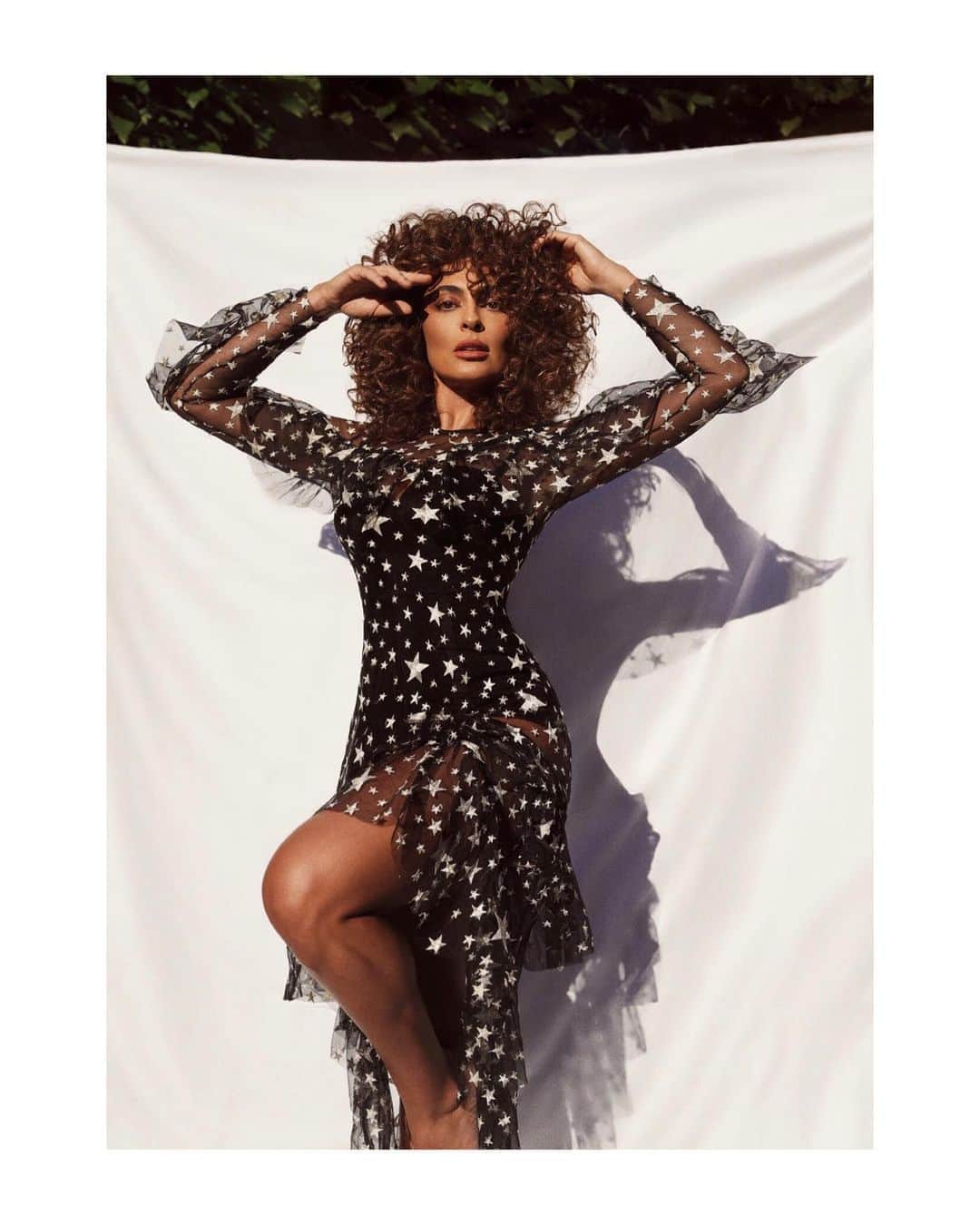 ジュリアナ・パエスのインスタグラム：「🖤🤍」