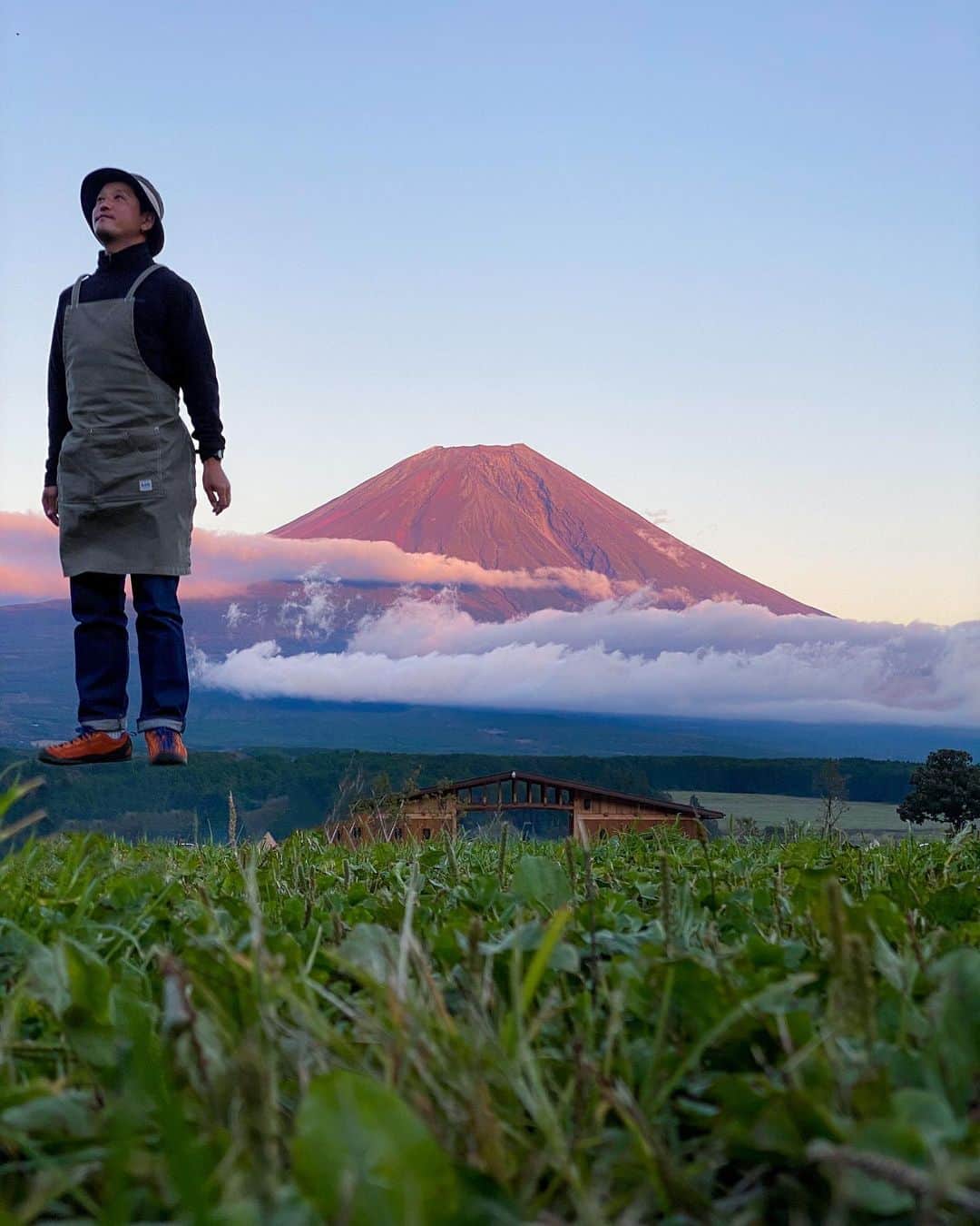 まもる( ´ ▽ ` )ﾉのインスタグラム：「久しぶりの　#飛ぶオヤジ いつ来ても何回見ても感動する富士山。 手の位置が気持ち悪い笑 #合成ではありません Shot by @tt_kichi  #撫で肩 #お料理おじさん#エプロン男子 #富士山#ふもとっぱら#ふもとっぱらキャンプ場」
