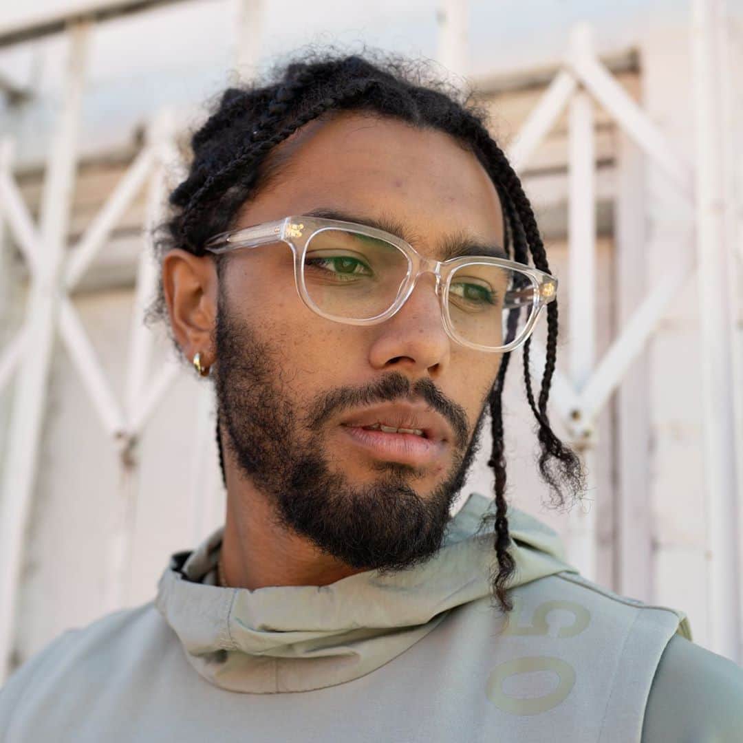 JINSのインスタグラム：「🍂 Fall Trend Spotlight 💡   Clear, see-through frames are a leading trend straight off the runways. Style it with a cozy knit sweater or your favorite fall jacket.」