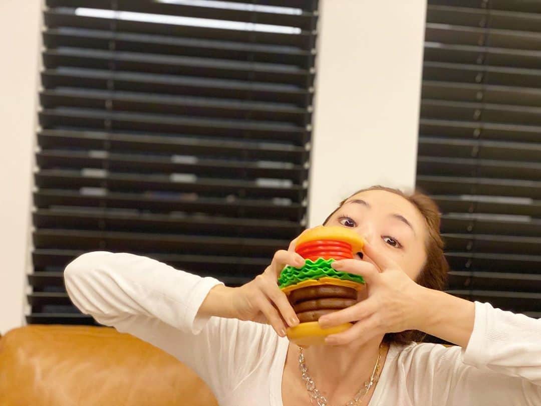 神崎恵さんのインスタグラム写真 - (神崎恵Instagram)「お店屋さんごっこ、エンドレス🔁だった週末。 🍔、🌭、🥪やさんがいちばん盛り上がる😆 お客さん役は、美味しそうに食べるのが大事‼︎  清々しい朝。 今週も無理せず気持ちよく頑張ろー。 いってらっしゃい🤲 いってきます。」10月12日 9時43分 - megumi_kanzaki