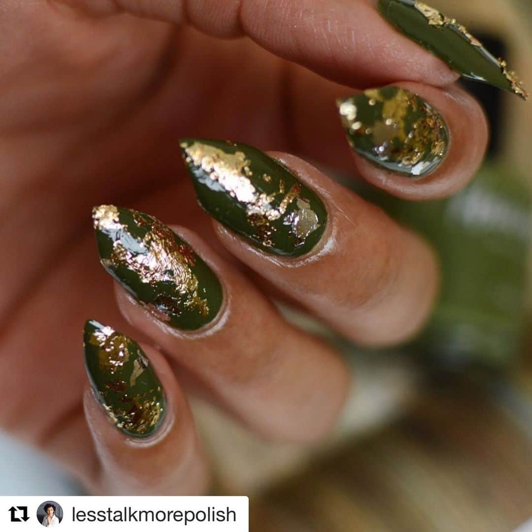 Nail Designsさんのインスタグラム写真 - (Nail DesignsInstagram)「Credit: @lesstalkmorepolish  ・・・ 💚A foil mani featuring @kbshimmer in Thyme on my Hands, a pale green creme from the 'All the Fall Things' collection. Gold and Silver foils on @ebaycanada! #kbshimmer #harlowandco #prsample」10月12日 9時54分 - nailartfeature